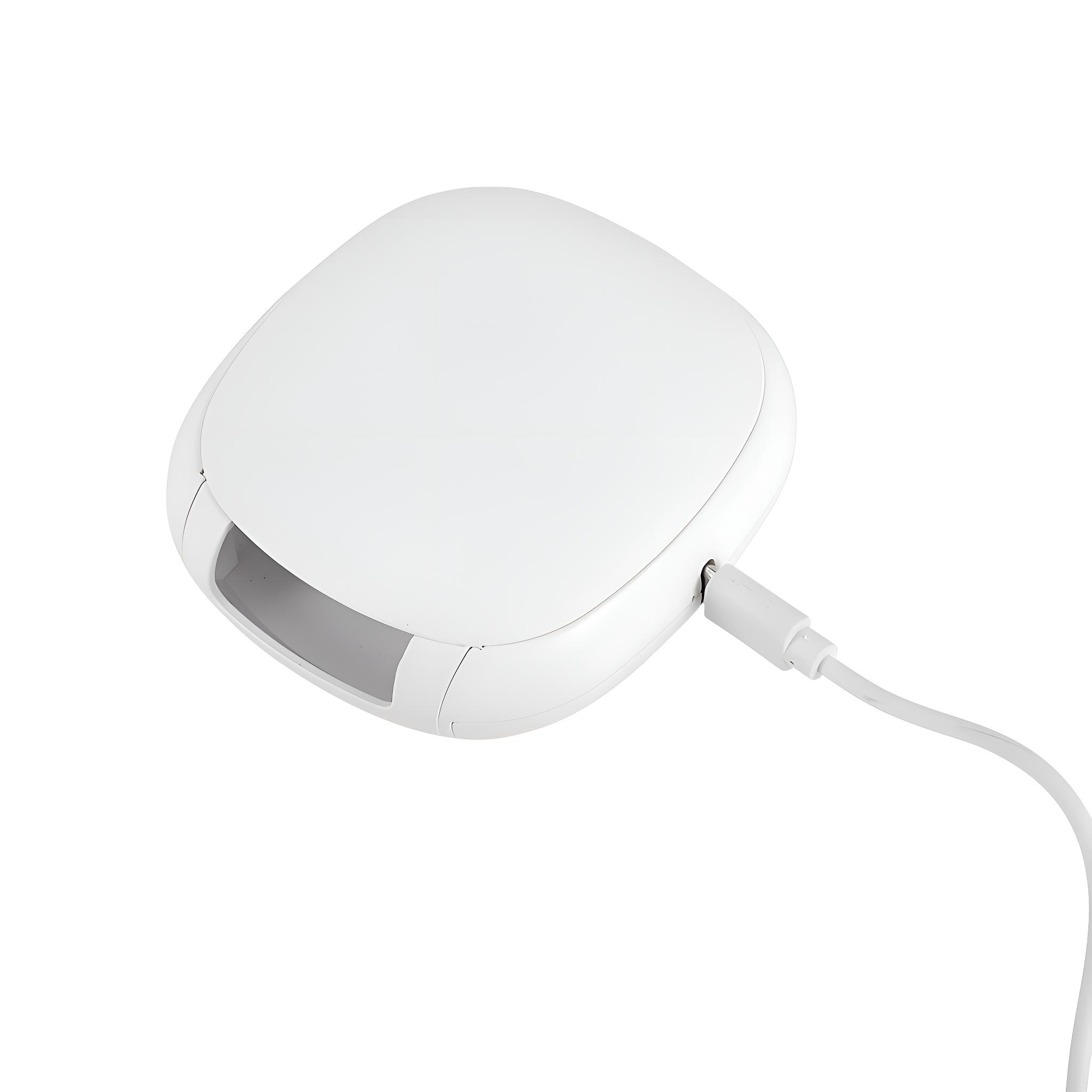 Ein weißes, abgerundetes Gerät mit Kabel. Das Gerät hat eine Öffnung. Der Hintergrund ist weiß.