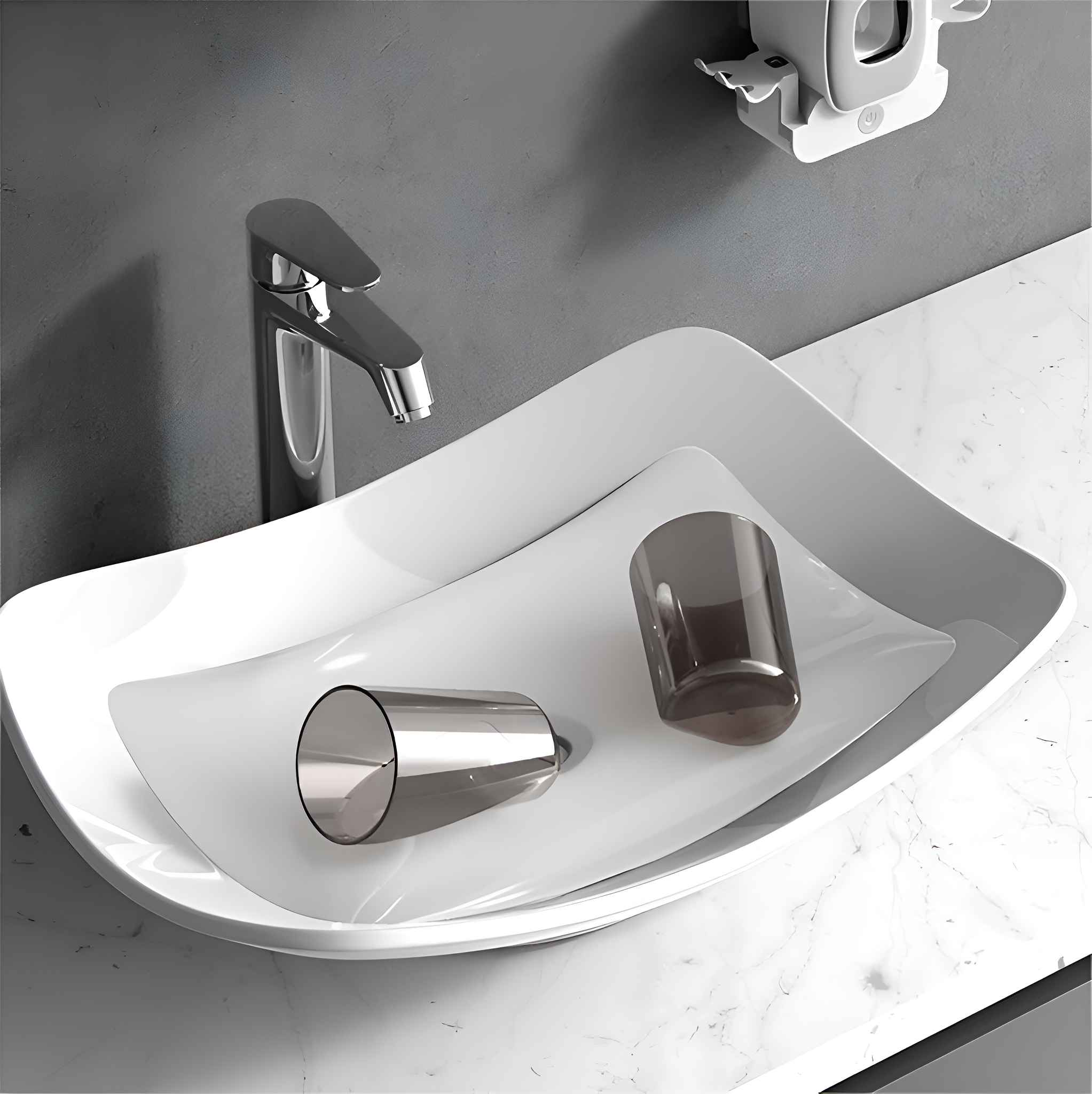 Ein modernes Waschbecken mit Chromarmatur. Zwei graue Gläser liegen auf einem weißen Tablett im Waschbecken. Die Wand ist grau.