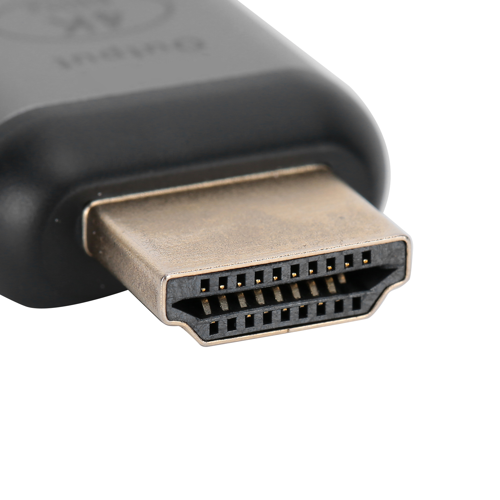 Nahaufnahme eines HDMI-Anschlusses. Der Stecker ist silberfarben mit schwarzem Kunststoff. Der Hintergrund ist weiß.