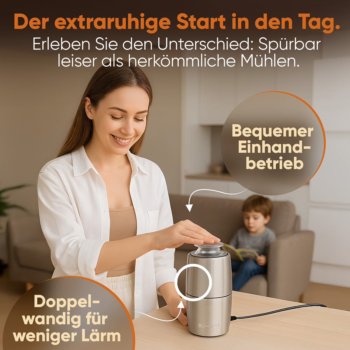 Eine Frau drückt auf einen Edelstahl-Zerkleinerer. Im Hintergrund liest ein Kind auf einem Sofa. Text hebt die Funktionen hervor.