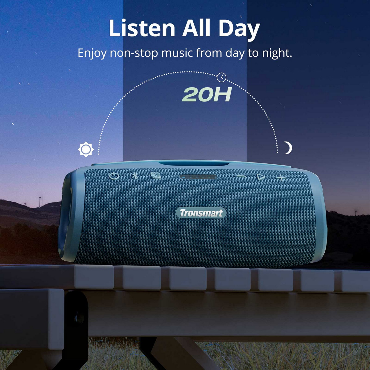 Ein blauer Tronsmart-Lautsprecher auf einem Tisch, mit einem Nacht-/Tag-Hintergrund, der Sonne und Mond zeigt, Text sagt 'Listen All Day'.