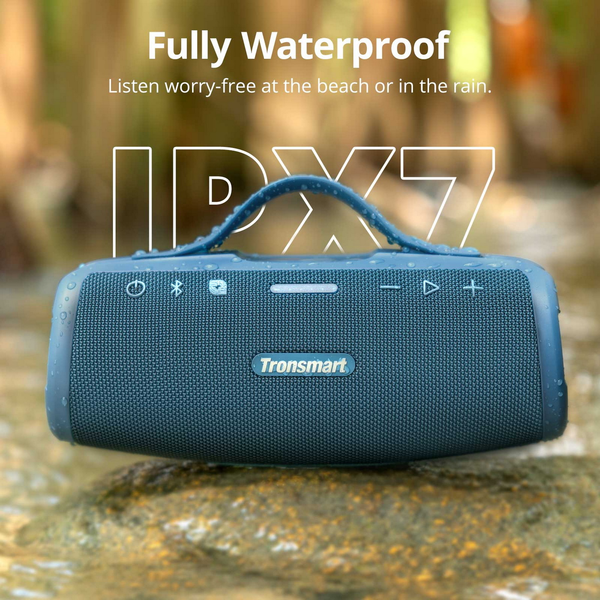 Ein blauer Tronsmart-Lautsprecher liegt auf einem nassen Felsen mit Wassertropfen. Text sagt Fully Waterproof. Der Hintergrund ist ein verschwommener Wald.