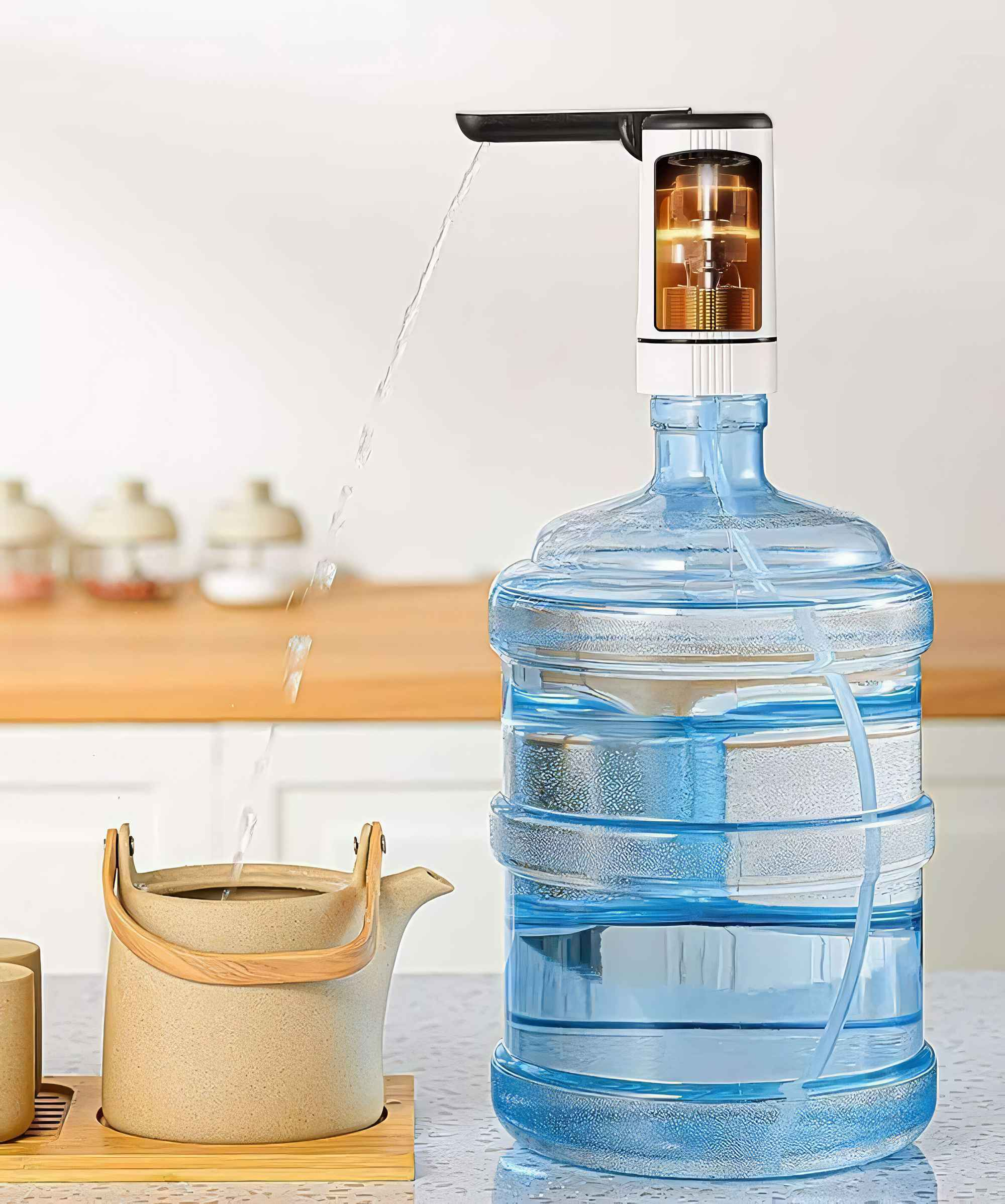 Wasserspender auf einer großen Wasserflasche. Wasser fließt in eine Teekanne. Eine Wasserflasche steht auf einem Tisch.