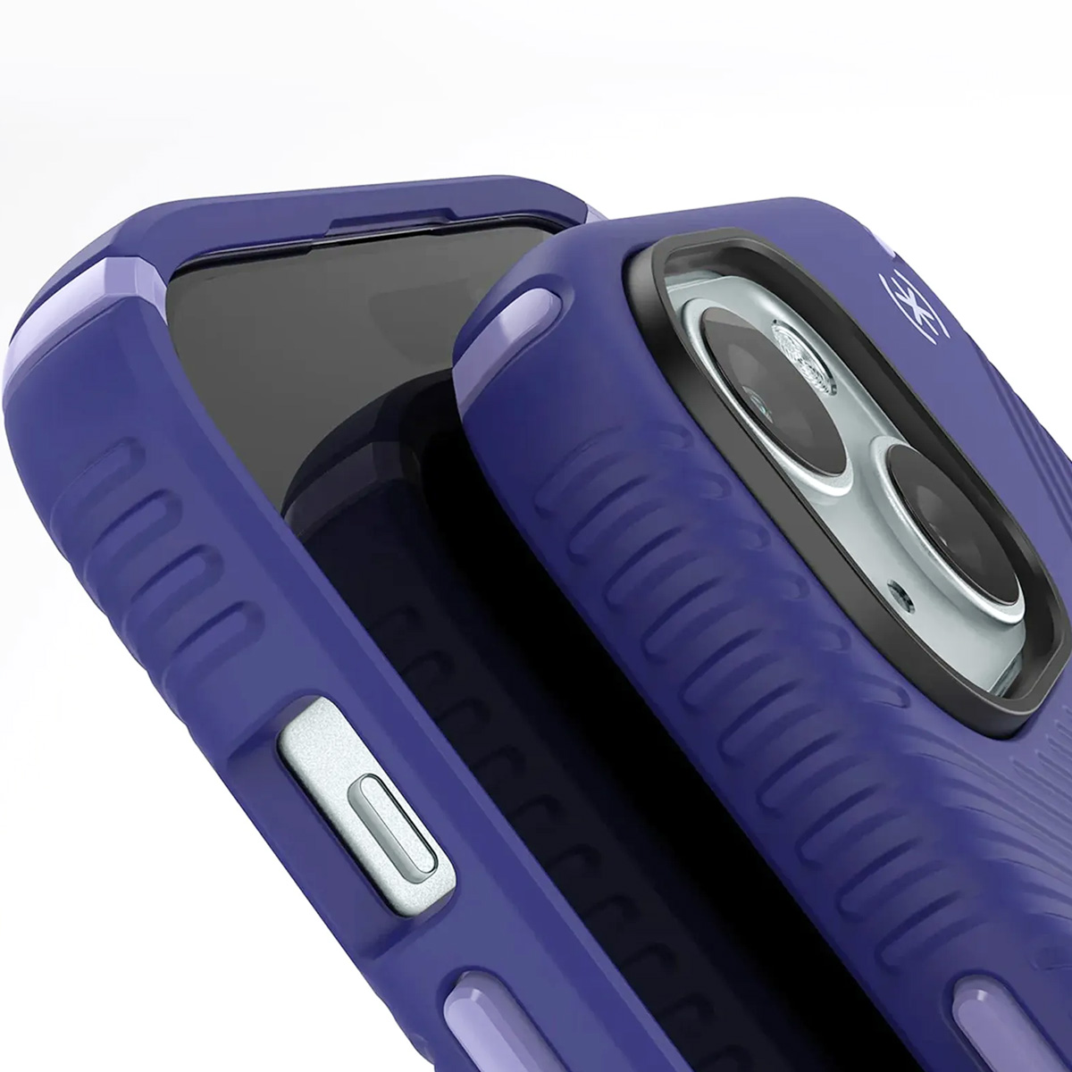 Primo piano di una custodia per telefono viola. La custodia ha un design protettivo. Lo sfondo è bianco.
