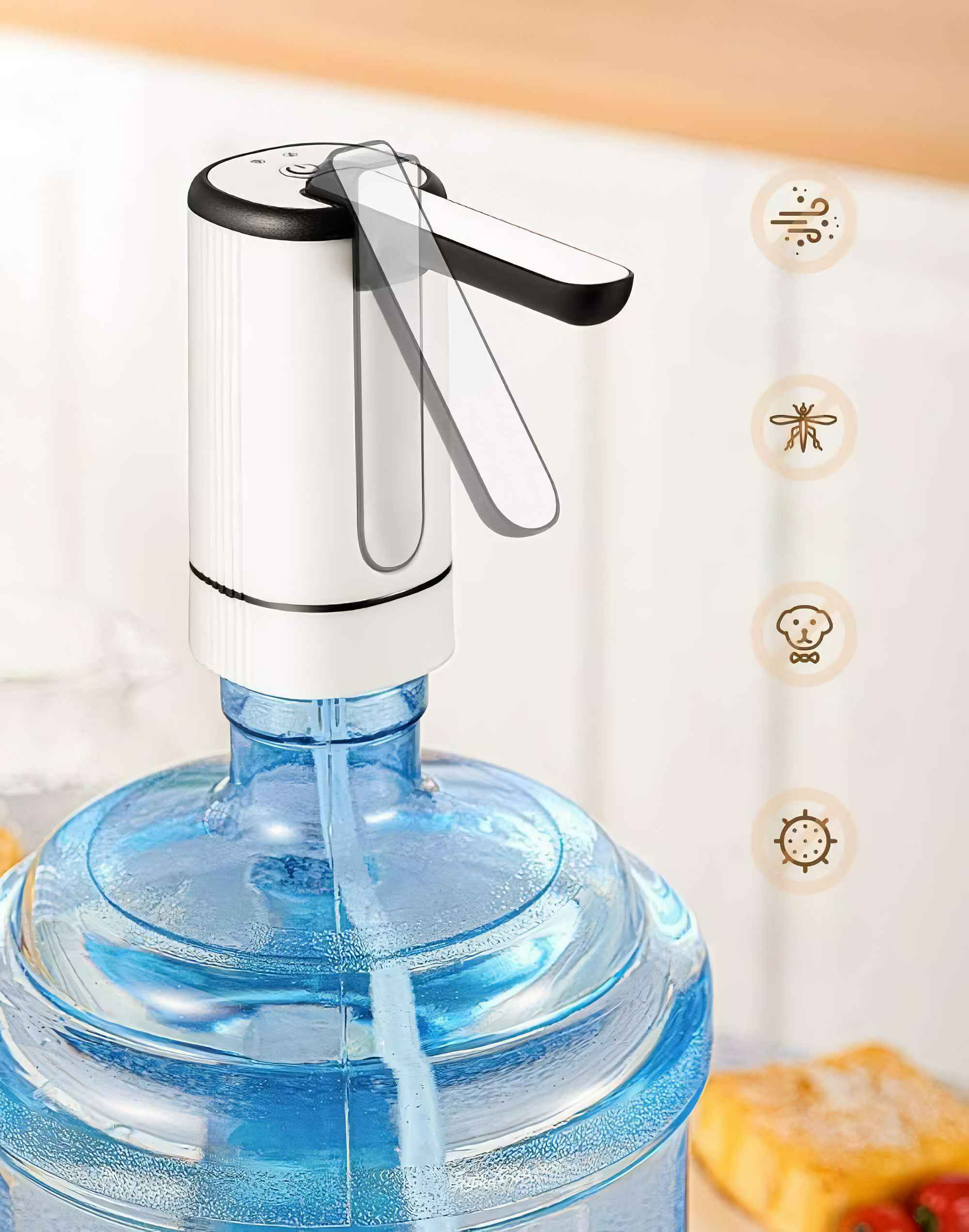 Ein Wasserspender mit einer weißen Pumpe auf einem Wasserkanister. Es gibt Symbole für Luft, Insekten, Haustiere und Keime.
