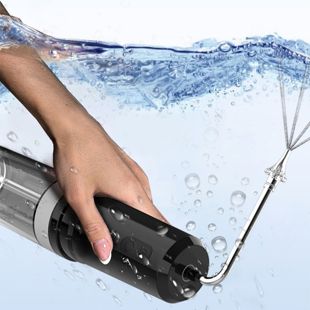 Eine Person hält einen schwarzen und durchsichtigen Wasserflosser unter Wasser, der sprüht. Im Hintergrund sind Blasen zu sehen.