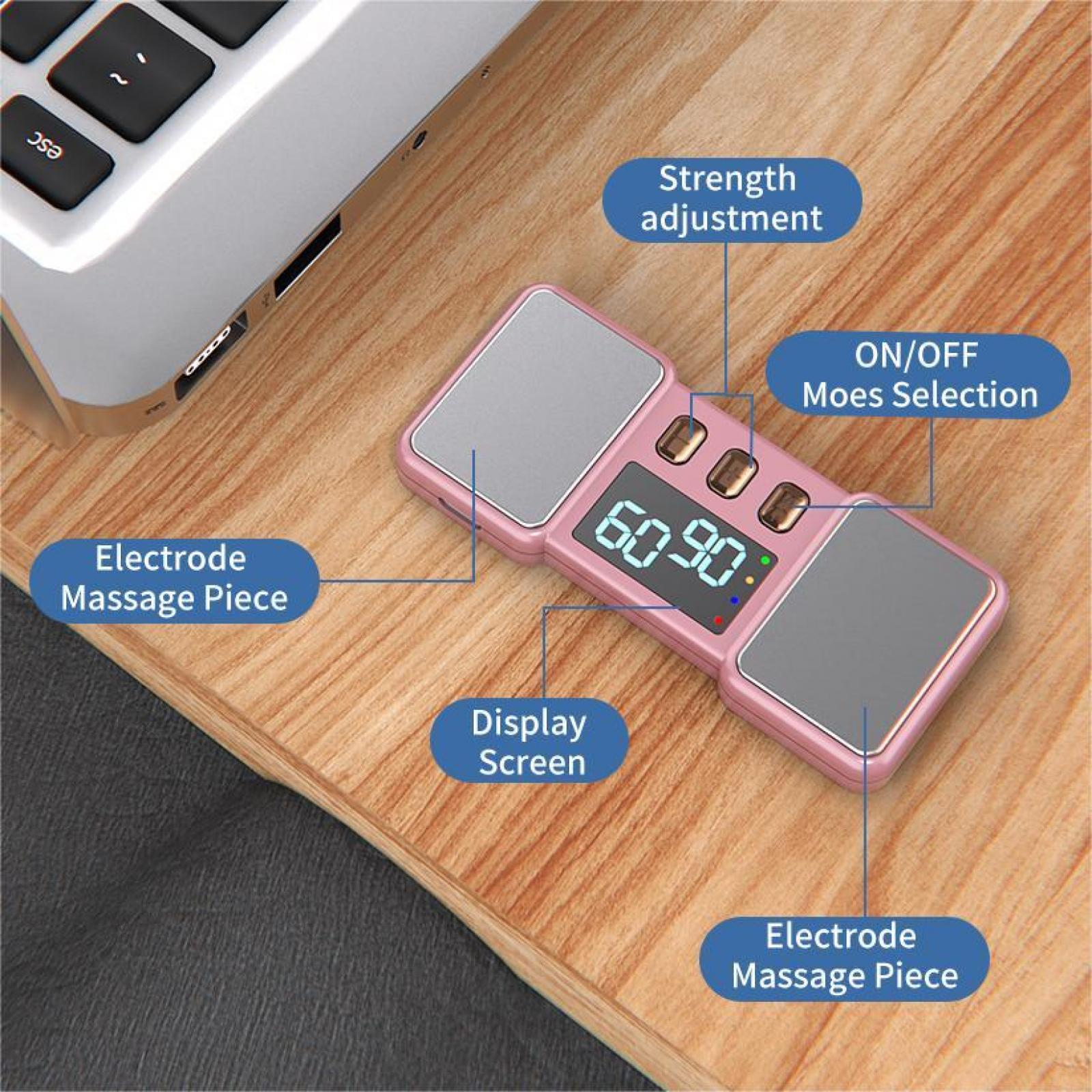 Ein rosa Massagegerät mit Display, Knöpfen und Elektrodenpads liegt auf einer Holzoberfläche neben einem Laptop.