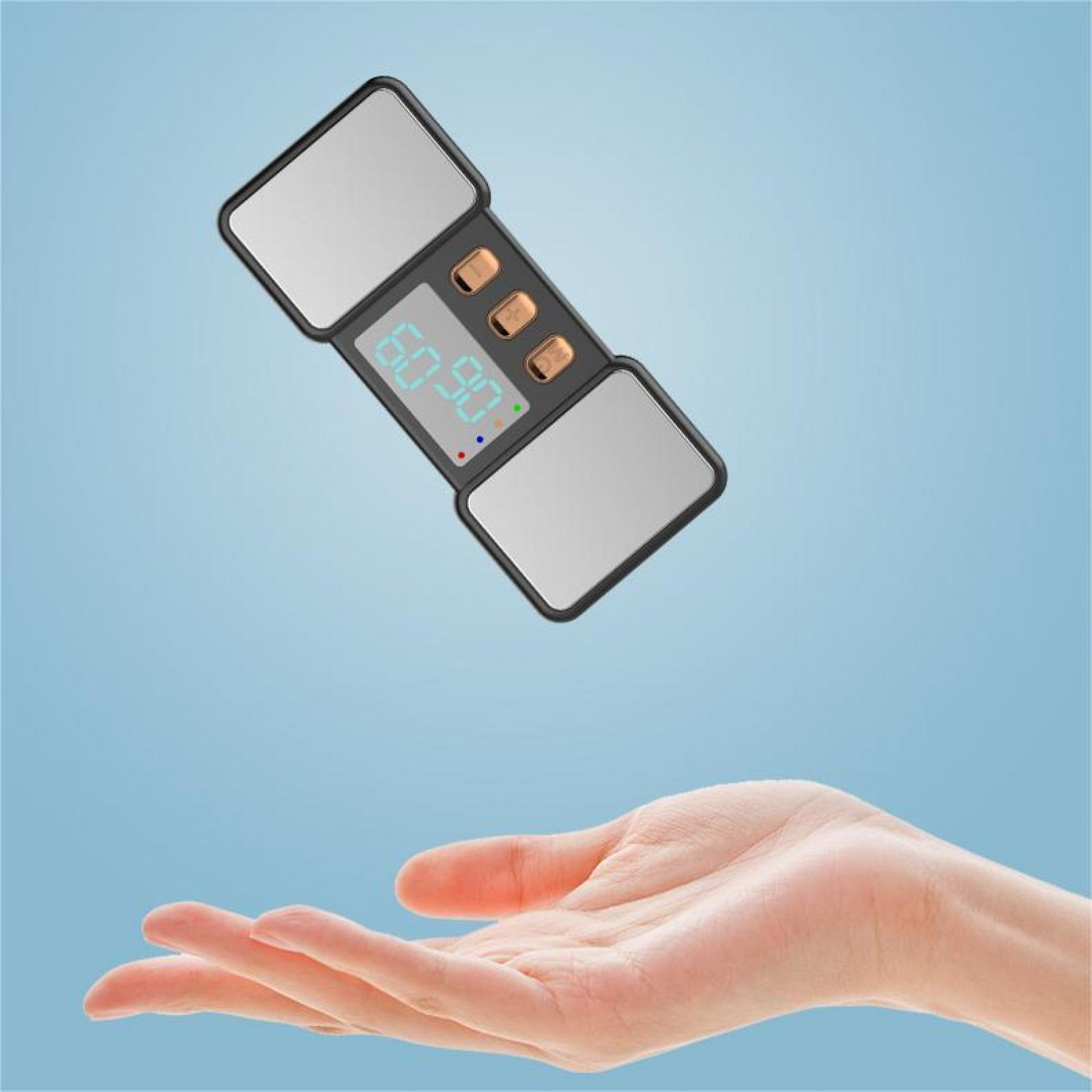 Eine Hand greift nach oben zu einem schwarzen Gerät mit Digitalanzeige mit Zahlen auf blauem Hintergrund.