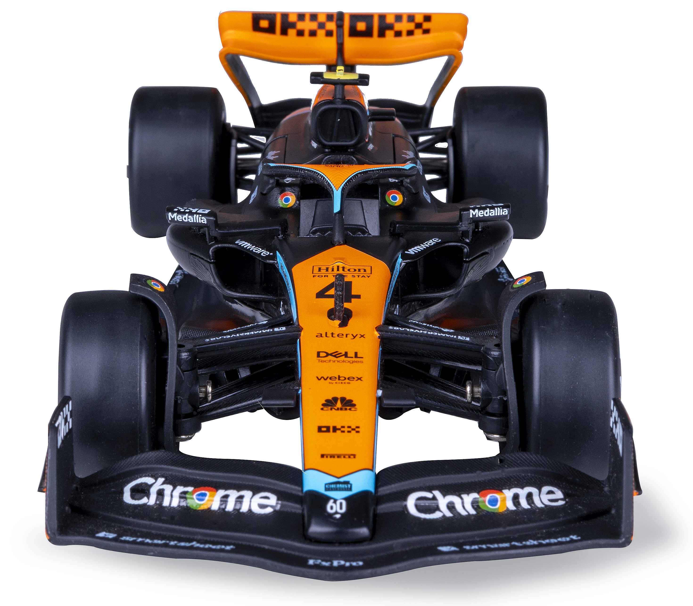 Ein Modell-Formel-1-Auto, schwarz und orange, vor weißem Hintergrund. Logos von Sponsoren sind sichtbar.