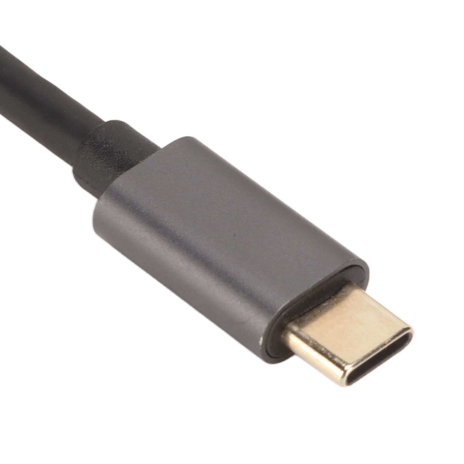 Nahaufnahme eines USB-C-Anschlusses. Er hat ein dunkelgraues Gehäuse und einen goldfarbenen Stecker, mit einem schwarzen Kabel.