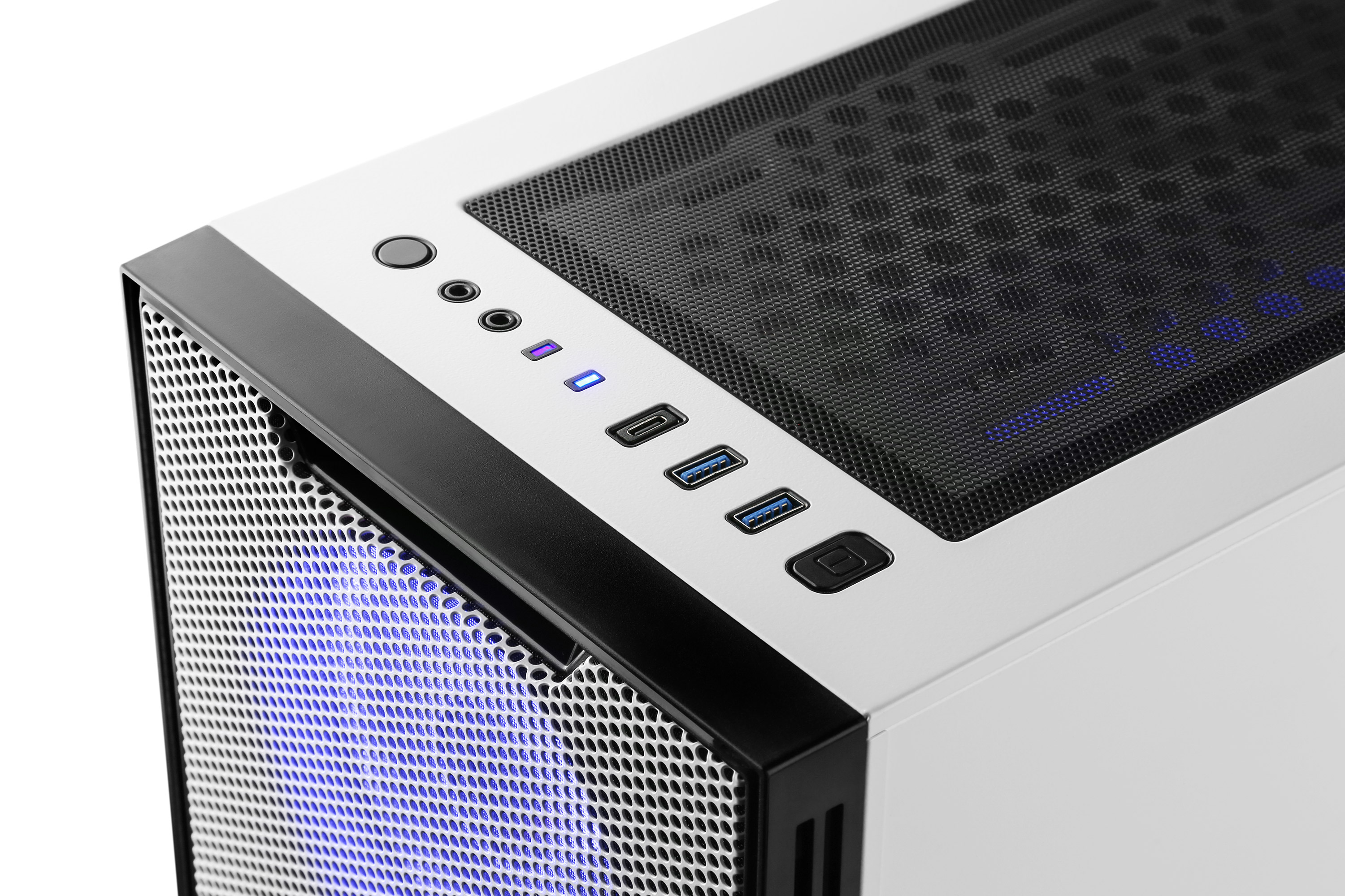 Case per computer bianco con accenti neri. Include porte USB, pulsante di accensione e pannello a rete con illuminazione LED blu.