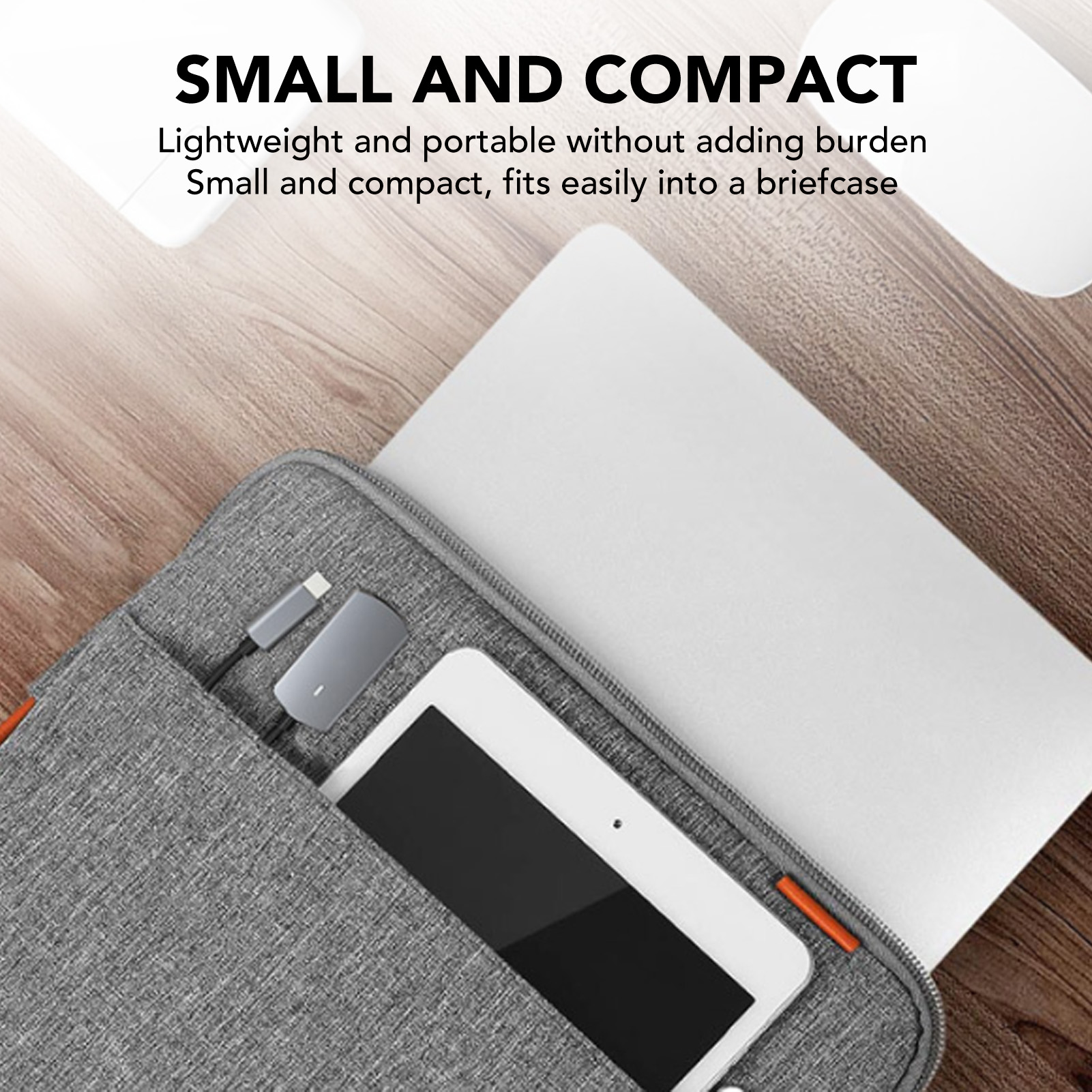 Eine graue Laptoptasche mit Tablet, Adapter und Laptop. Der Text lautet 'klein und kompakt'.