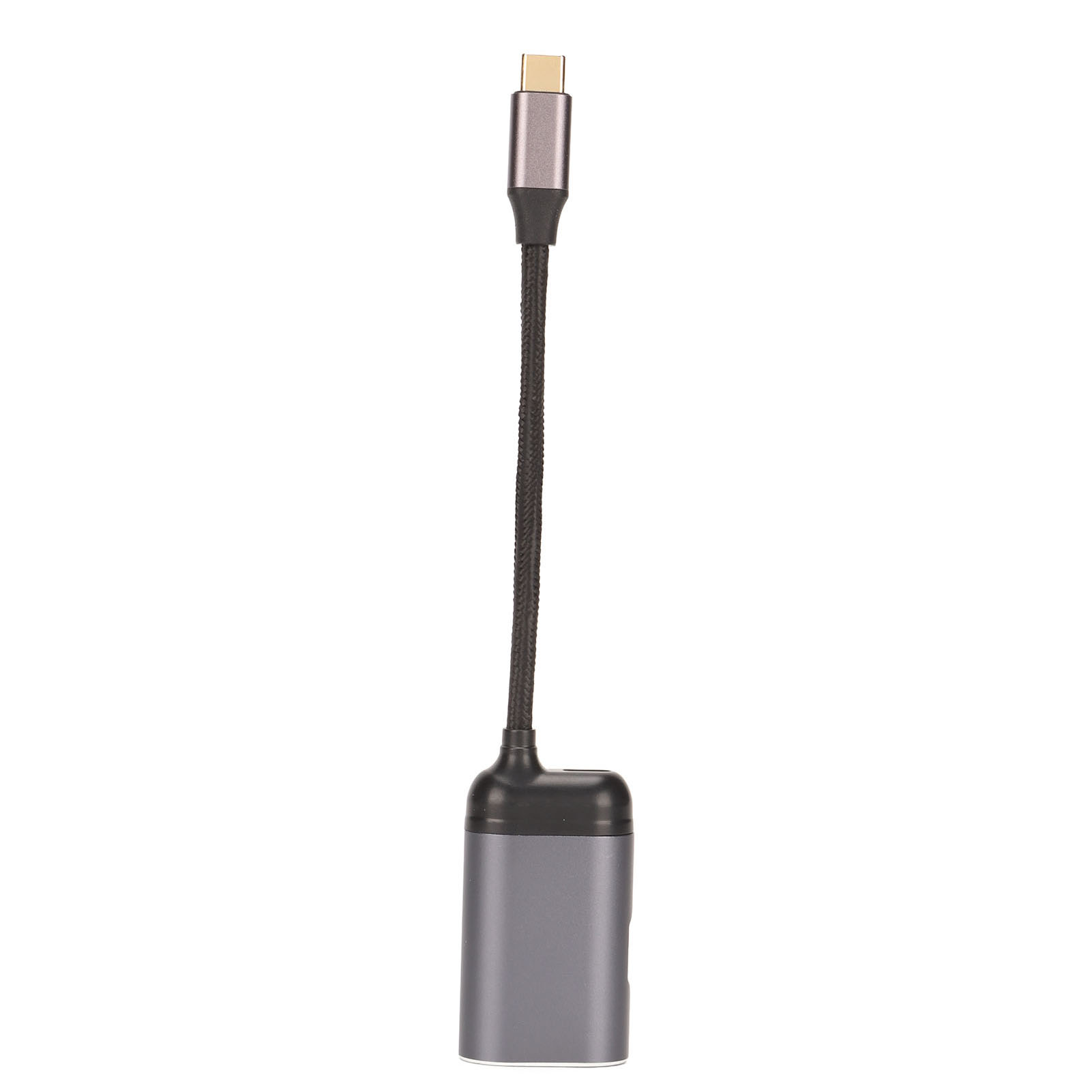 Ein USB-C-Adapter wird gezeigt. Er hat einen silbernen Stecker, ein schwarzes geflochtenes Kabel und einen grauen Körper. Der Hintergrund ist weiß.
