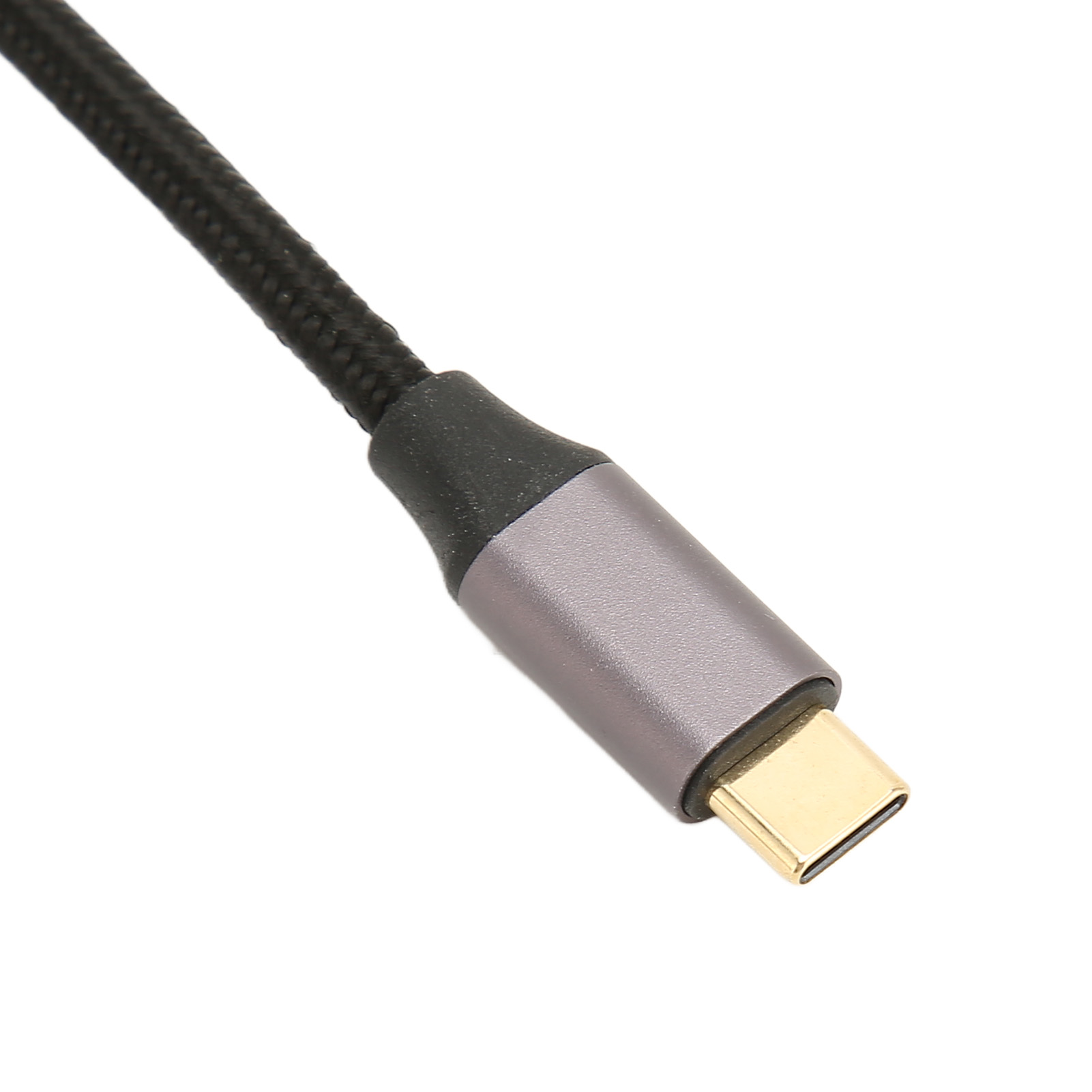 Ein USB-C-Kabel mit einem schwarzen geflochtenen Kabel. Der Stecker ist silberfarben mit einer goldfarbenen Spitze, vor weißem Hintergrund.