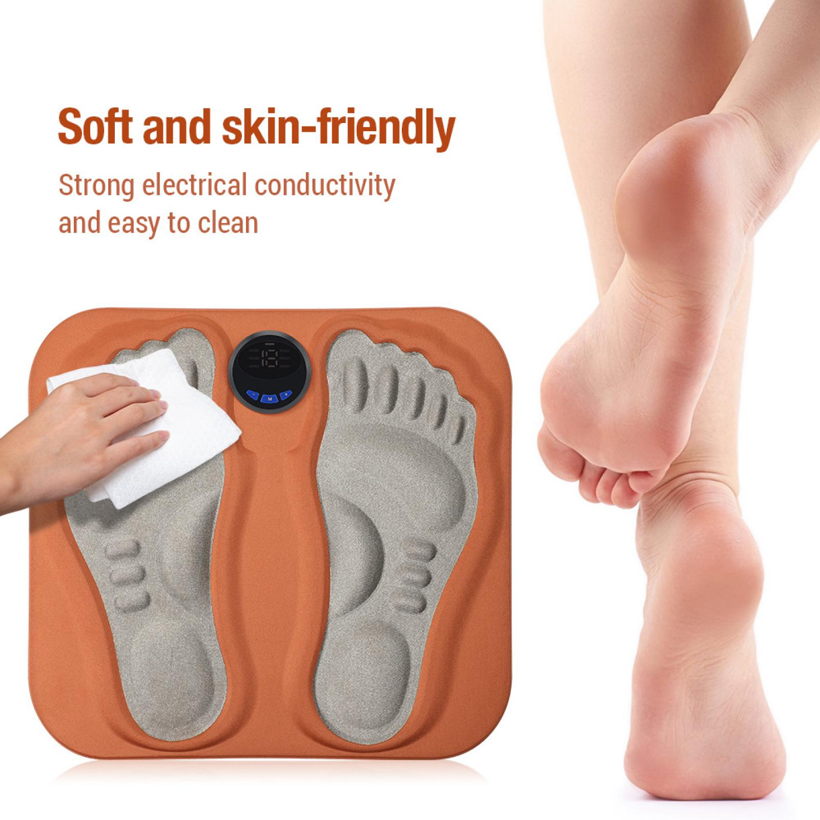 Ein orangefarbenes Fußmassagegerät mit Fußumriss, eine Hand, die es reinigt, und Füße im Hintergrund.