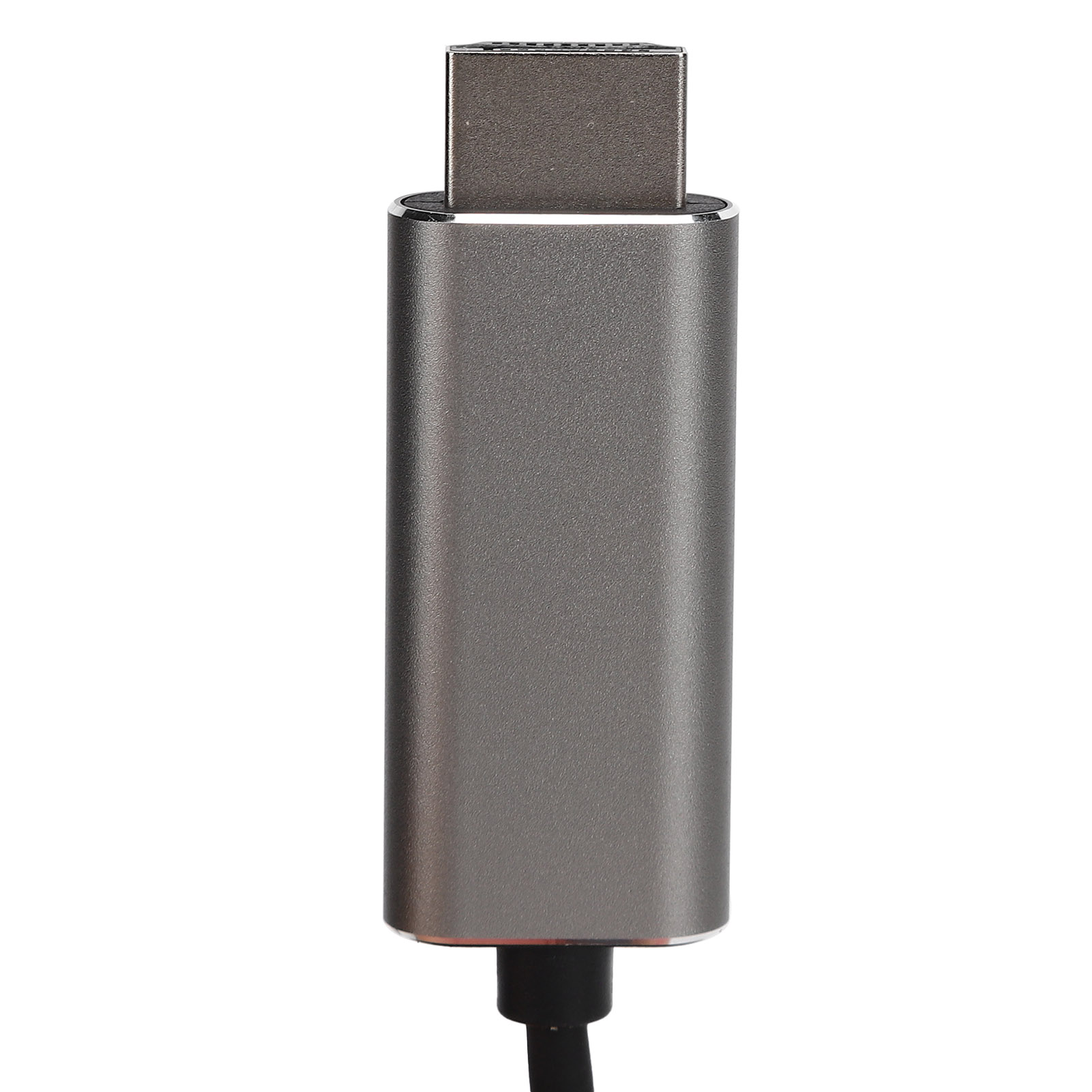 Nahaufnahme eines metallischen HDMI-Adapters. Der Adapter ist grau, mit silberner Zierleiste. Ein schwarzes Kabel geht von unten aus.