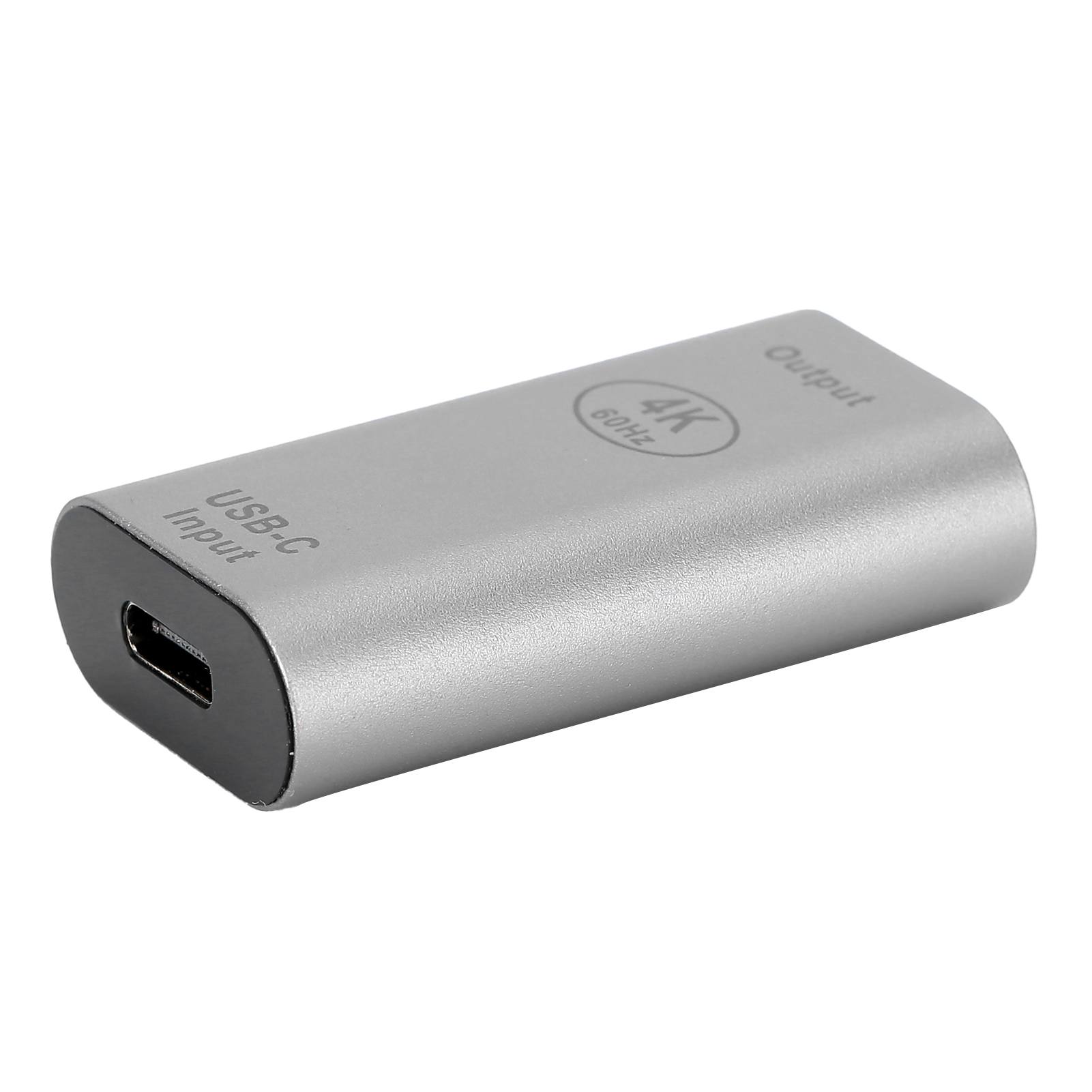 Ein silberner USB-C-Adapter mit den Aufschriften "USB-C Input" und "Output". Er unterstützt 4K bei 60Hz. Der Hintergrund ist weiß.