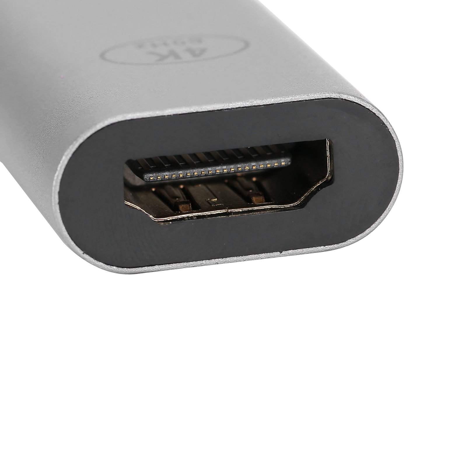 Nahaufnahme eines HDMI-Anschlusses. Der Stecker ist silberfarben mit schwarzem Rand. Der Anschluss ist sichtbar, mit goldenen Pins.