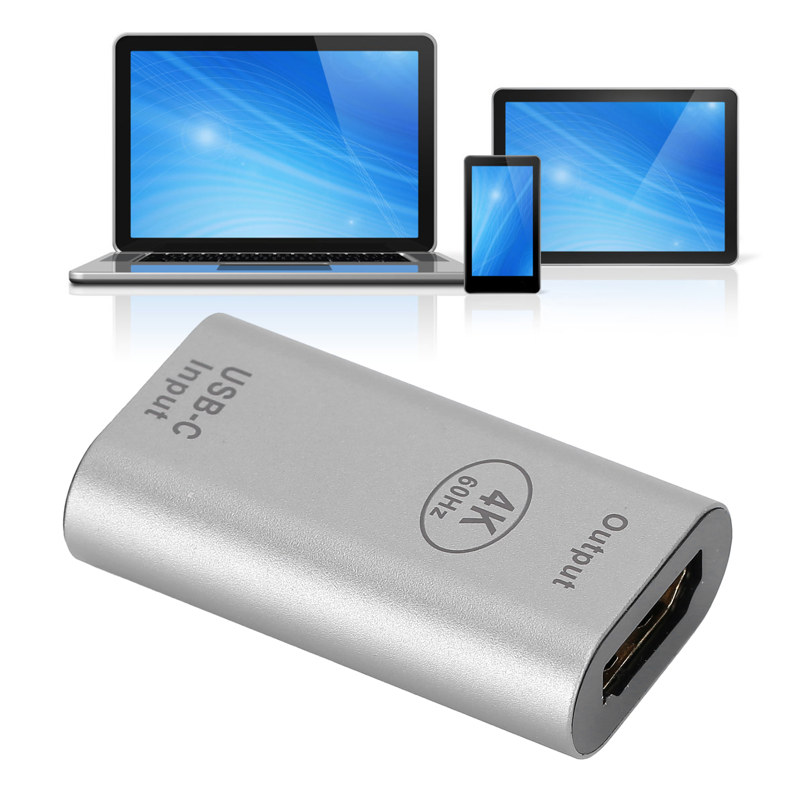 Silberner USB-C-Adapter mit 4K-Ausgang, in der Nähe eines Laptops, Tablets und Telefons. Bildschirme haben einen blauen Farbverlauf.