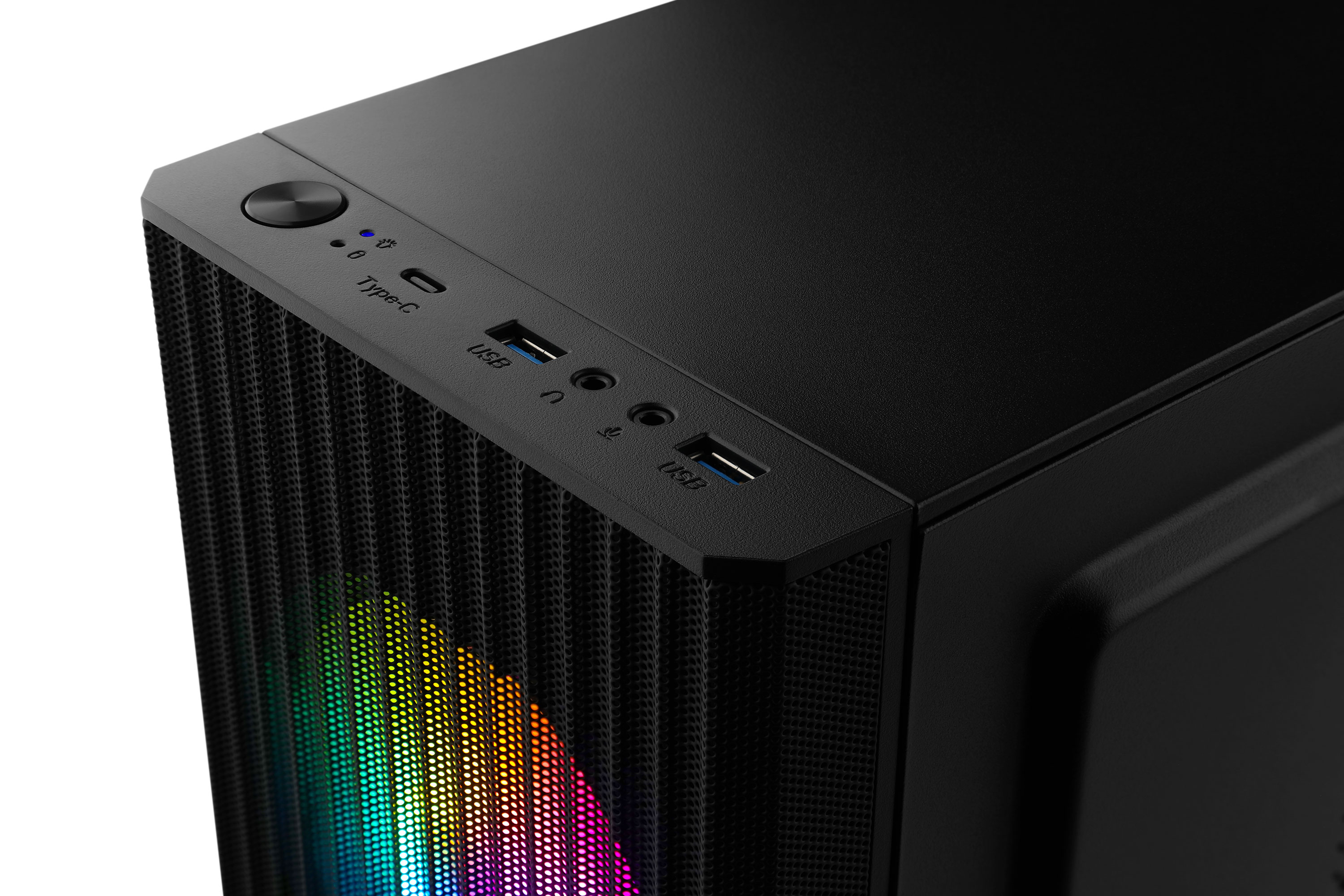 Schwarzes Computergehäuse mit Frontpanel-Anschlüssen wie USB und Type-C. Die Front hat ein Gitter mit bunten Lichtern.