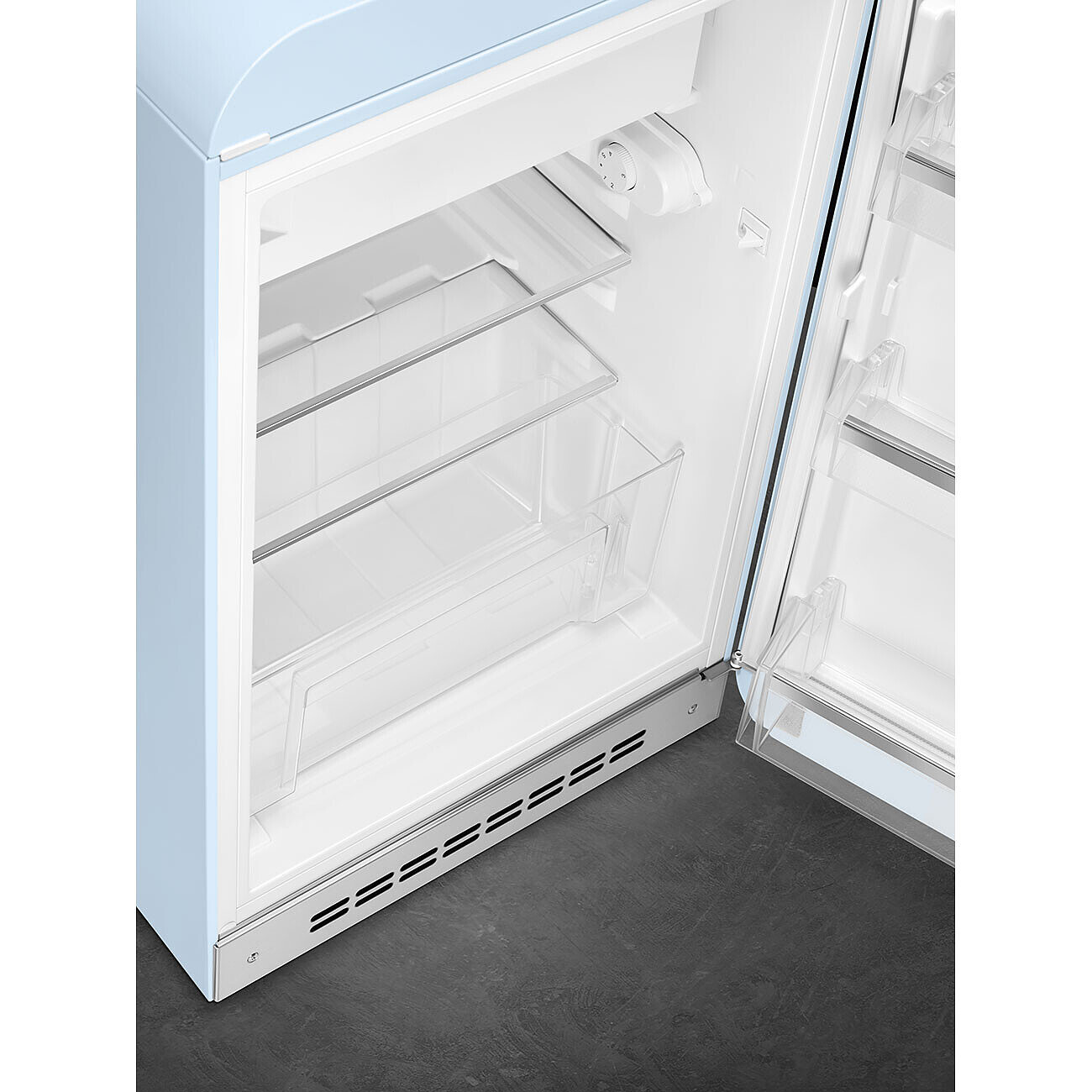 Un refrigerador azul claro con la puerta abierta. Adentro, hay estantes y cajones de plástico transparente. El fondo es gris oscuro.