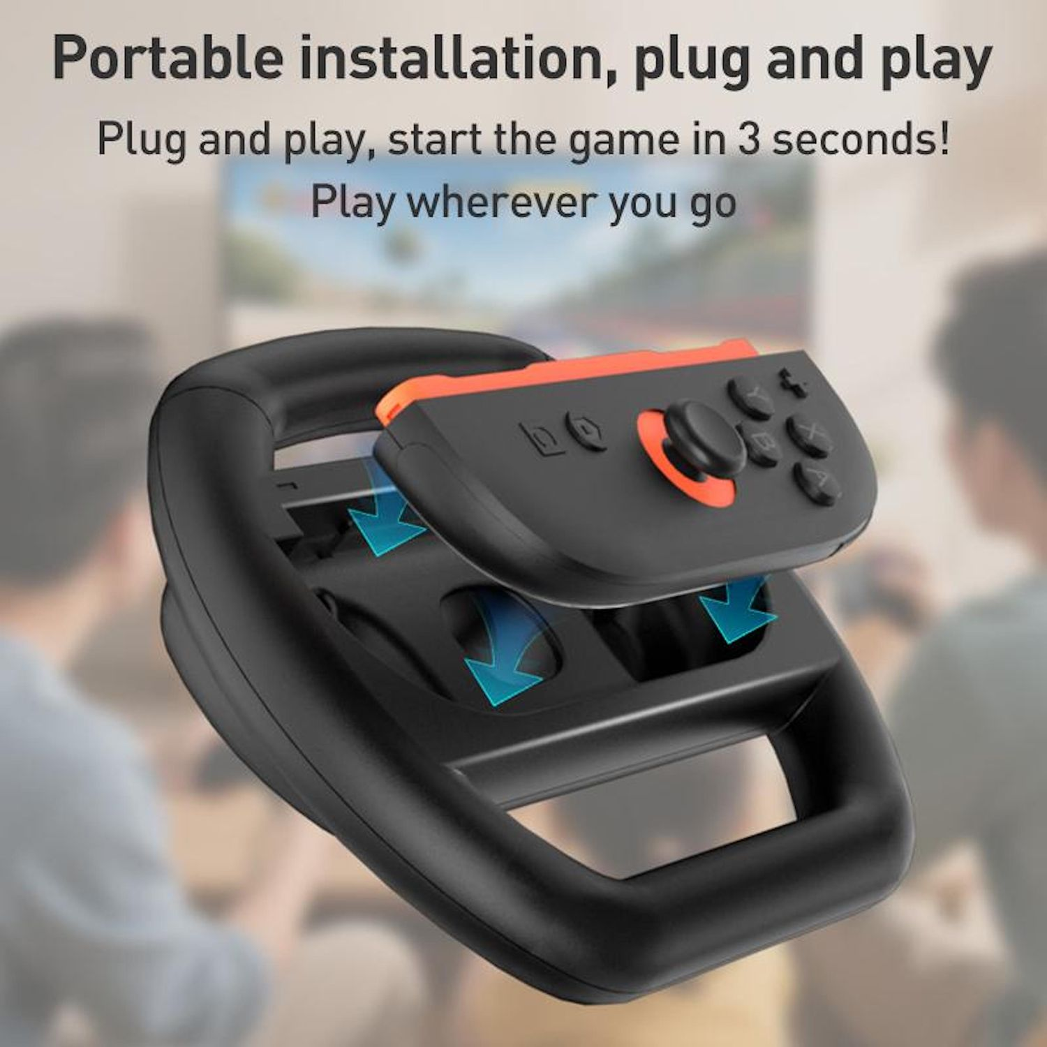 Ein schwarzes Lenkrad mit einem Controller ist zu sehen. Der Controller ist schwarz und orange. Der Hintergrund ist mit Personen unscharf.