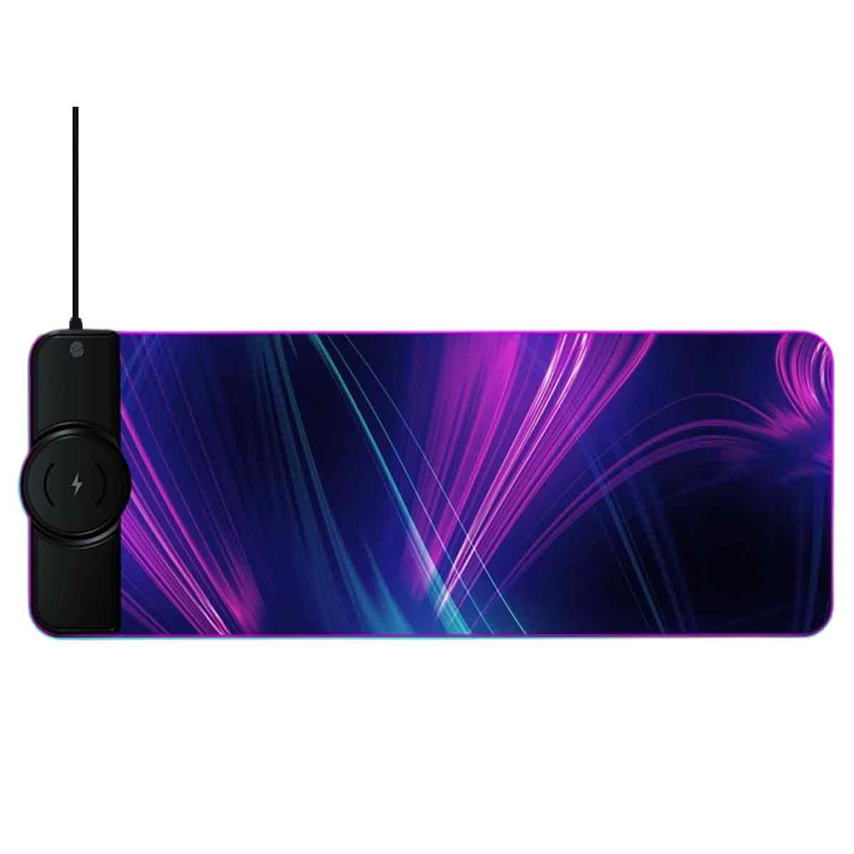 Ein rechteckiges Mauspad mit einer schwarzen Ladestation links. Das Pad hat einen dunkelblauen Hintergrund mit lila und blauen Lichtspuren.