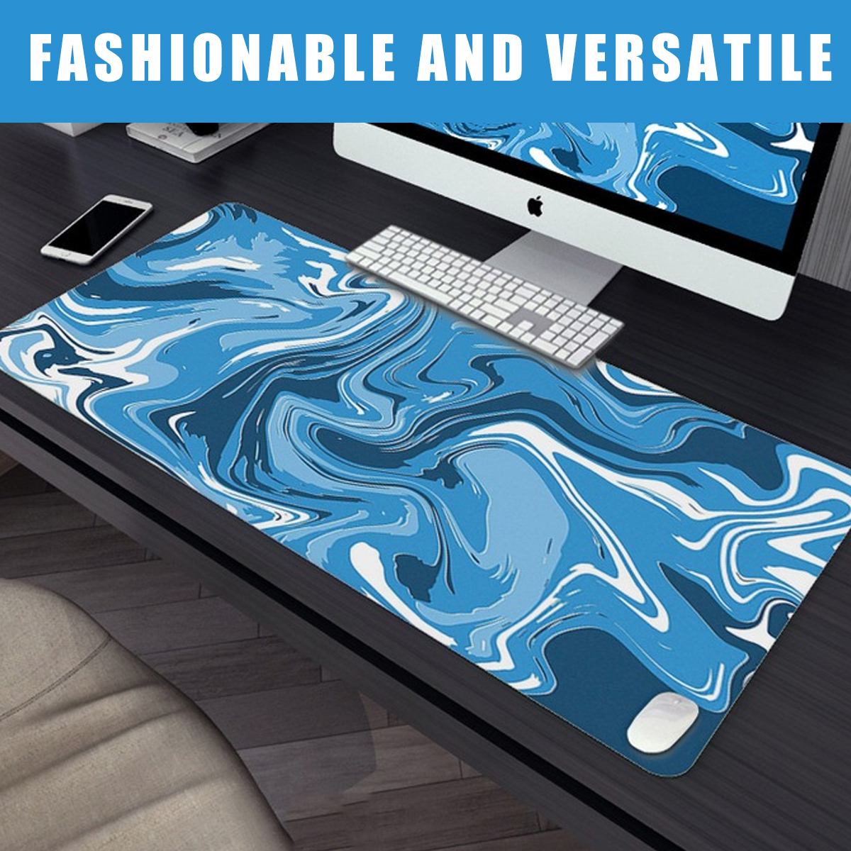 Ein Schreibtisch mit einem blau-weiß gemusterten Mousepad, Tastatur, Computer, Telefon und einer Maus. Der Text lautet: 'FASHIONABLE AND VERSATILE'.