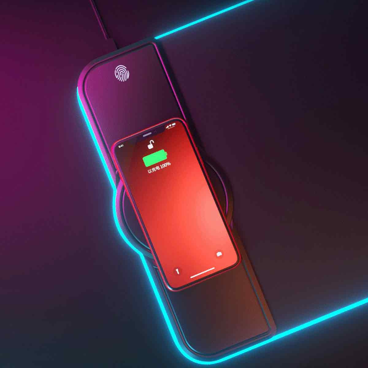 Ein rotes Telefon wird kabellos auf einem schwarz-violetten Ladepad geladen. Das Telefon zeigt 100 % Ladung an. Neonblaue Lichter umrahmen das Pad.