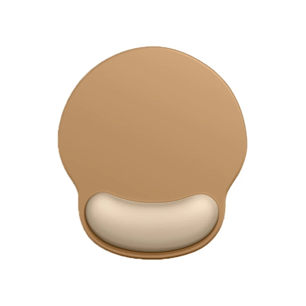 Ein hellbraunes ergonomisches Mauspadd mit Handgelenkauflage. Es ist oval und hat eine gebogene, beige Handgelenkstütze unten.