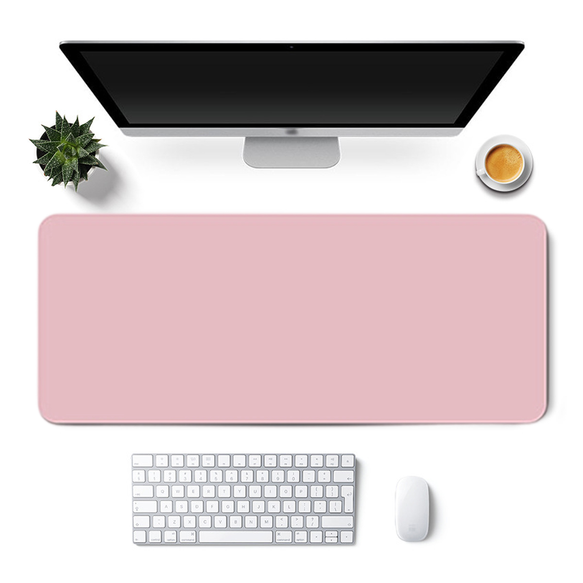 Draufsicht auf einen Schreibtisch. Enthält Monitor, Tastatur, Maus, Kaffeetasse, Sukkulente und ein rosa Mauspad. Alles auf weißem Hintergrund.
