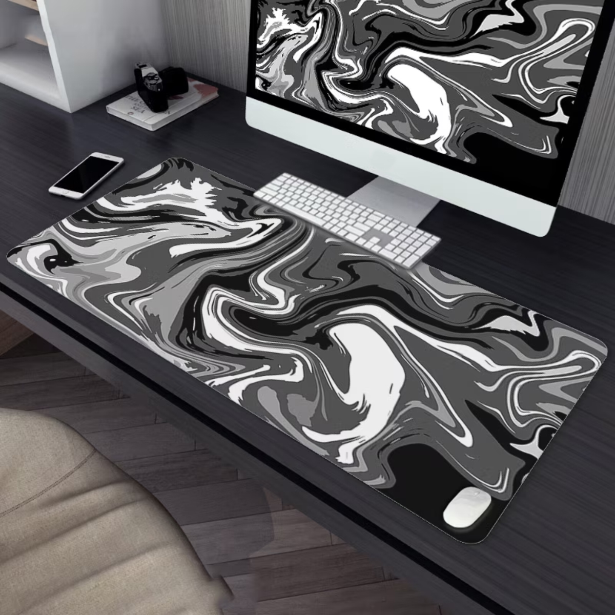 Schreibtisch mit Mauspad mit Marmormuster, Tastatur, Monitor, Telefon und Maus. Die Farben sind Weiß, Grau und Schwarz.