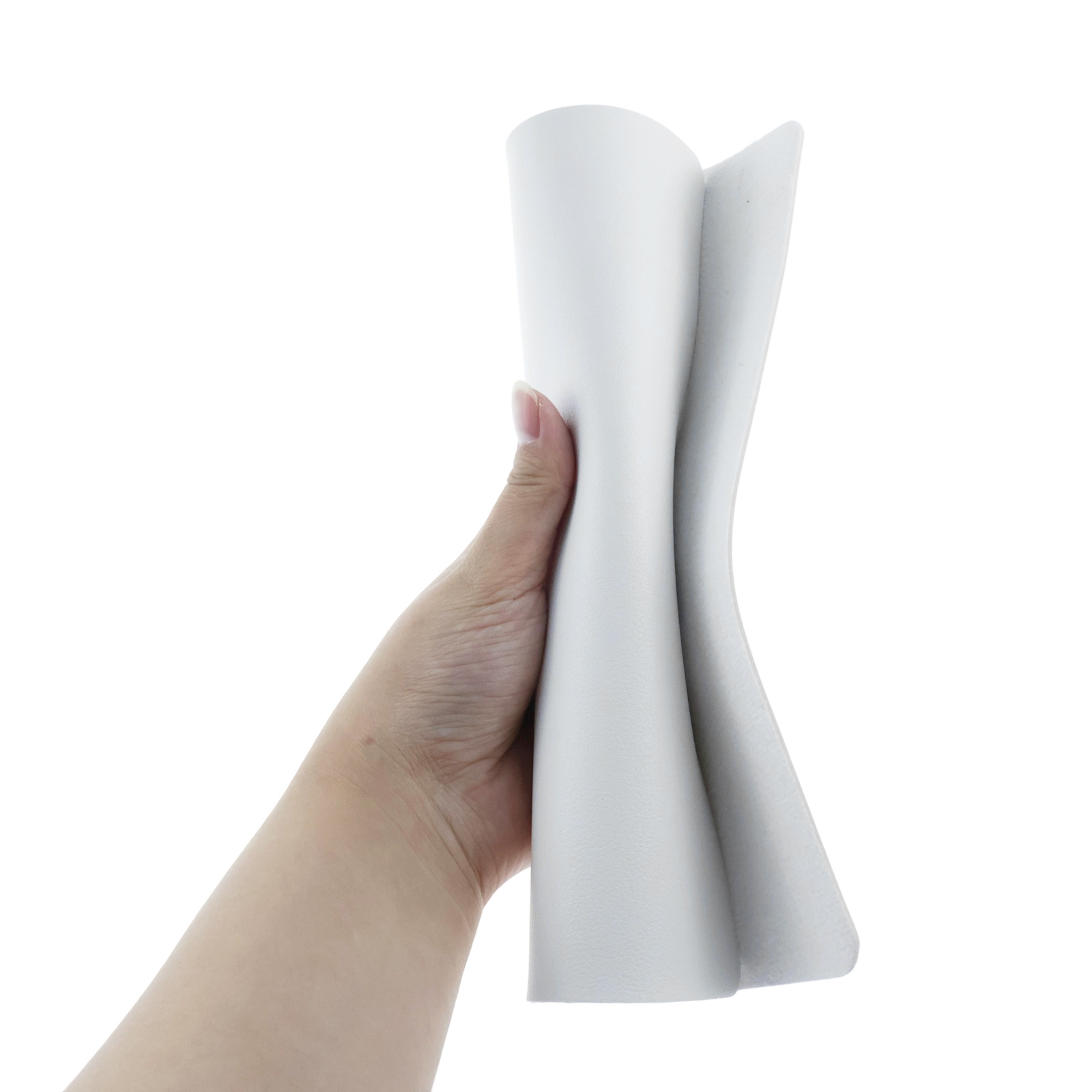 Eine Hand hält ein aufgerolltes weißes Papier. Der Hintergrund ist schlicht weiß.