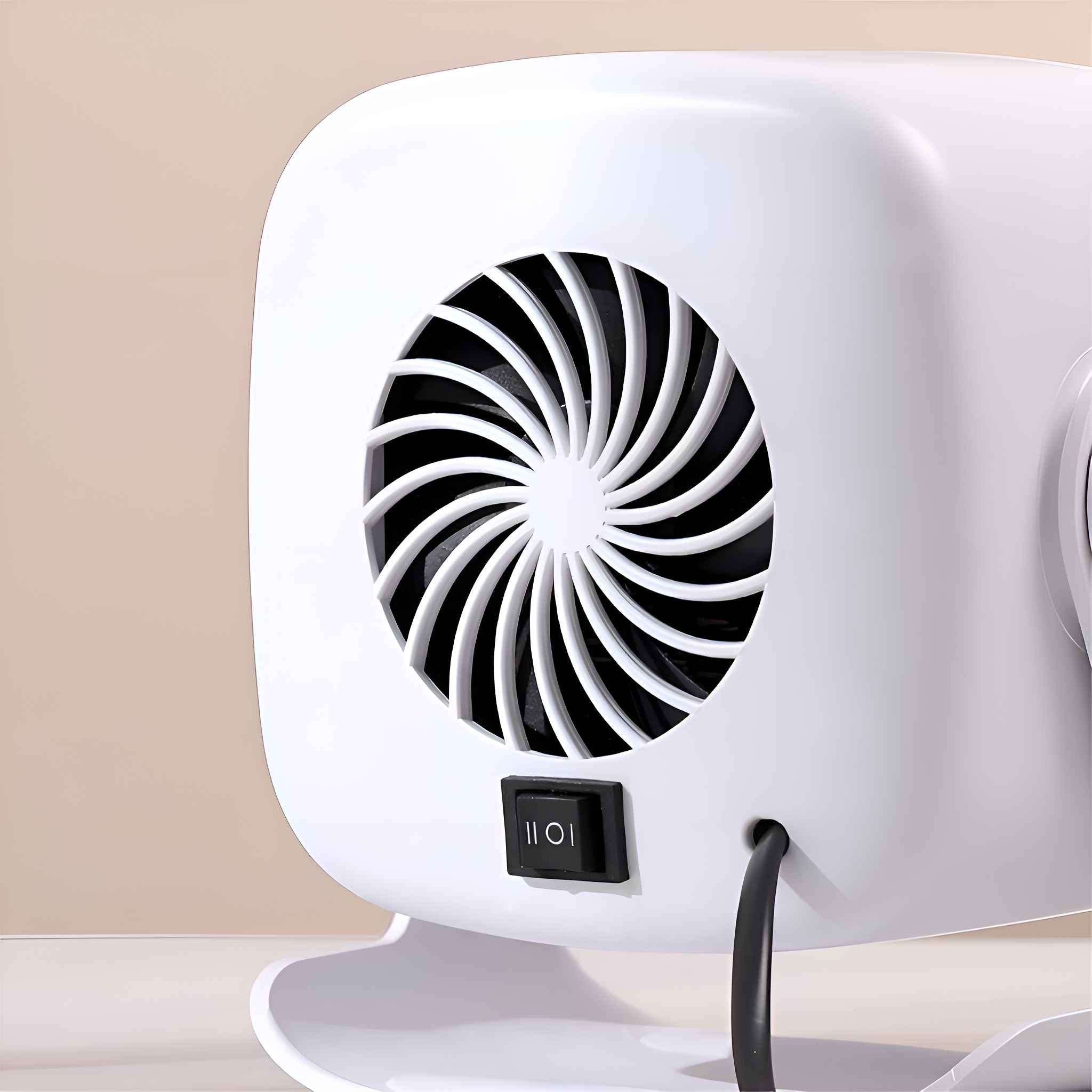 Ein weißer Ventilator mit einem schwarzen Schalter und einem schwarzen Netzkabel. Die Lüfterblätter sind durch das Schutzgitter sichtbar.