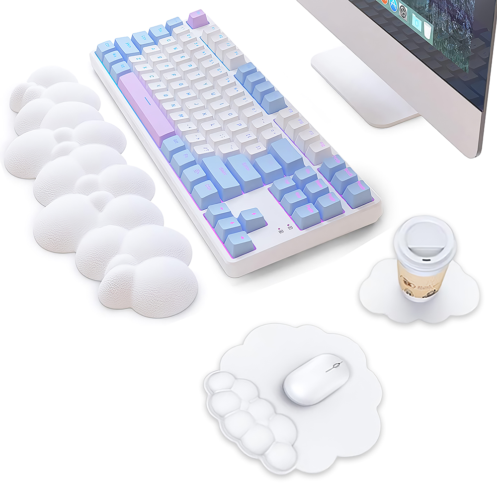 Eine Tastatur mit blauen und weißen Tasten, wolkenförmige Handgelenkstützen, eine Maus, eine Kaffeetasse und ein Computerbildschirm auf weißem Untergrund.