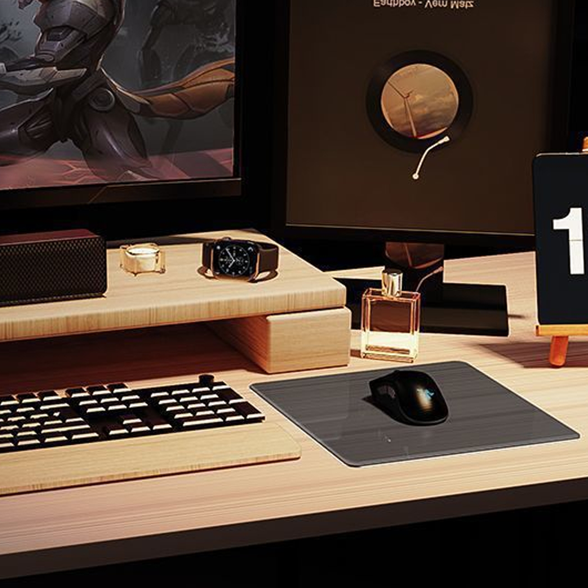 Ein Schreibtisch-Setup mit Monitoren, Tastatur, Maus, Lautsprechern und Zubehör. Eine Uhr und Parfüm stehen auf einem Holzständer.