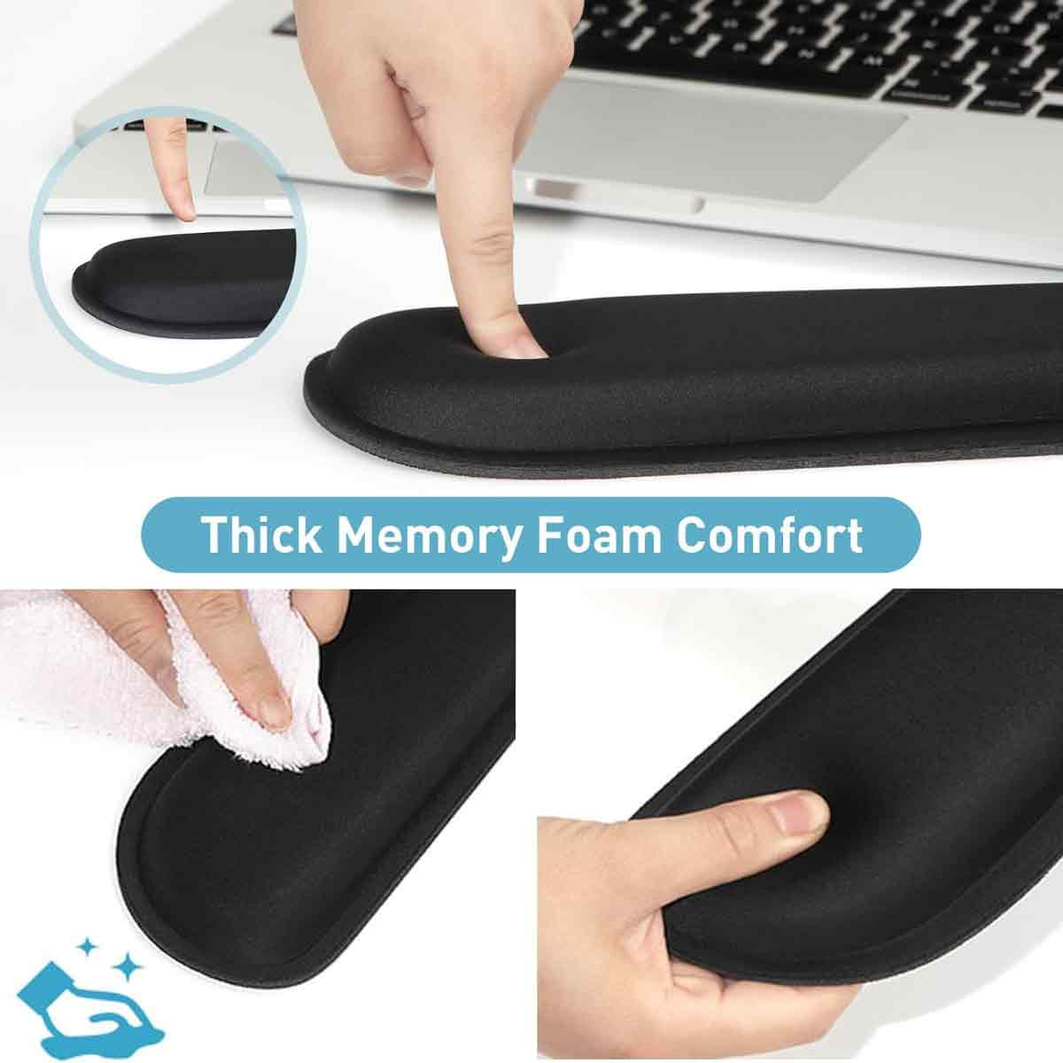 Hände berühren und reinigen eine schwarze Memory-Foam-Handgelenkauflage. Ein Laptop ist im Hintergrund. Text: Dicke Memory-Foam-Komfort.