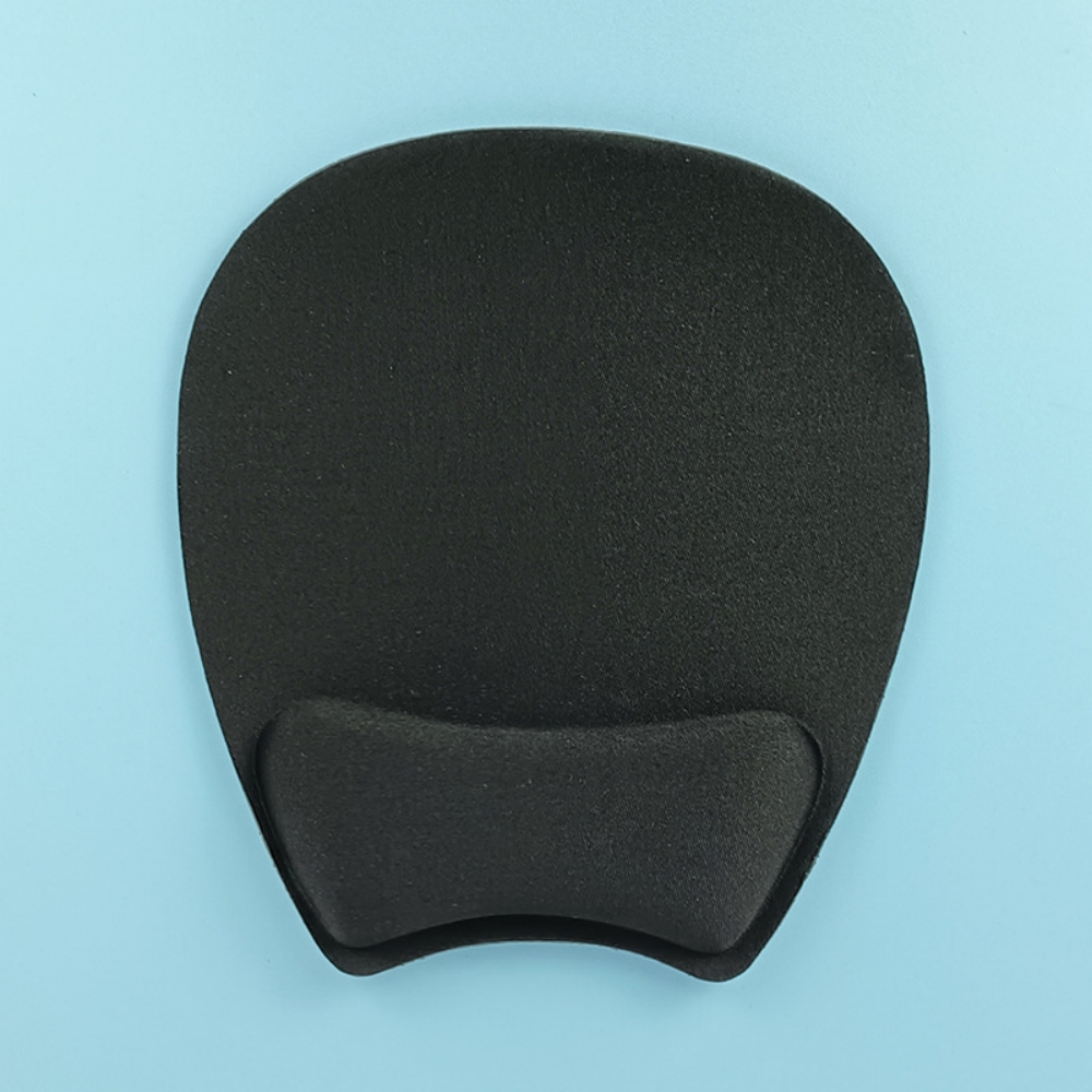 Eine schwarze ergonomische Mousepad mit Handgelenkauflage auf hellblauem Hintergrund. Das Mousepad ist oval geformt.