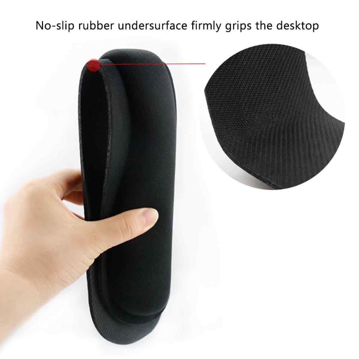 Eine Hand hält eine schwarze ergonomische Handgelenkstütze. Nahaufnahme zeigt die strukturierte Unterseite und den Griff.
