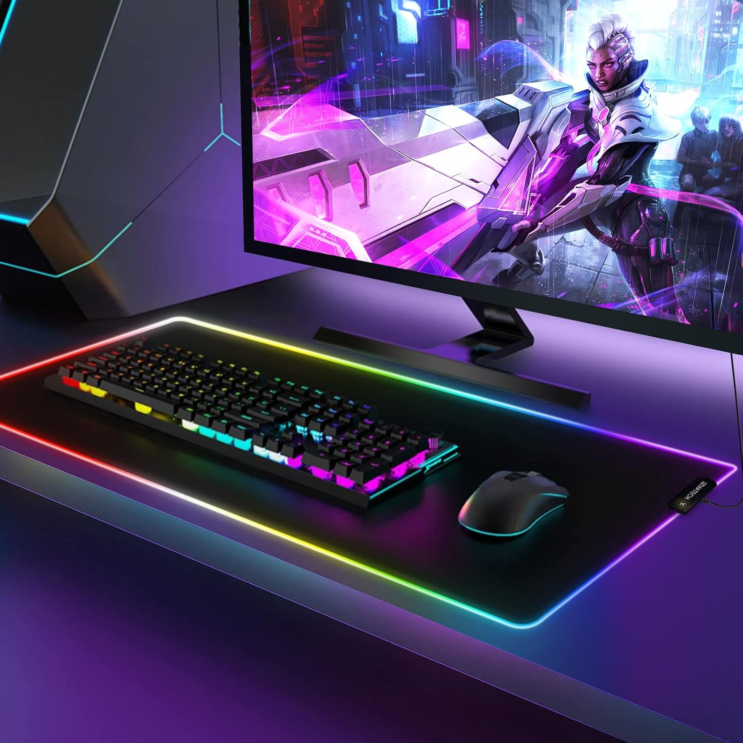 Ein Gaming-Setup mit Tastatur, Maus und RGB-Mauspad. Ein Monitor zeigt eine futuristische Spielfigur. Die Szene ist mit Neonlicht beleuchtet.