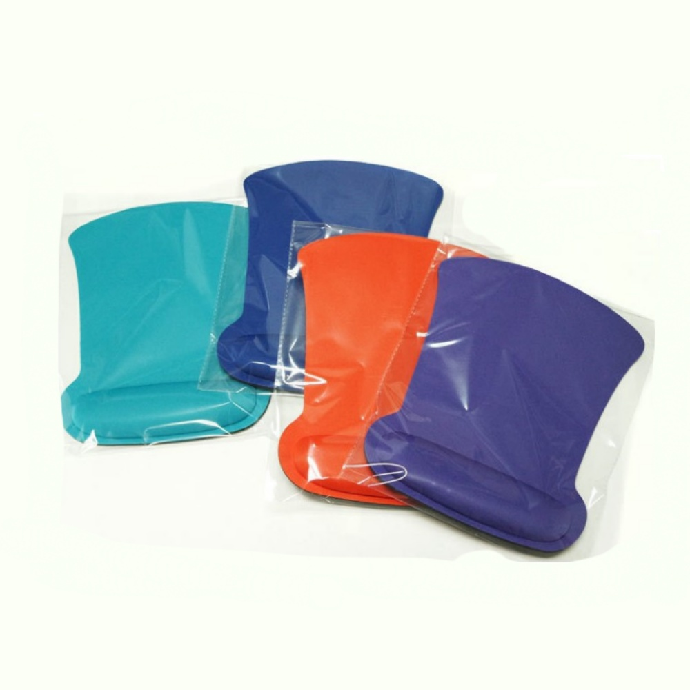 Vier farbenfrohe ergonomische Mauspads in Plastikverpackung. Farben: Türkis, Blau, Orange und Lila. Weißer Hintergrund.