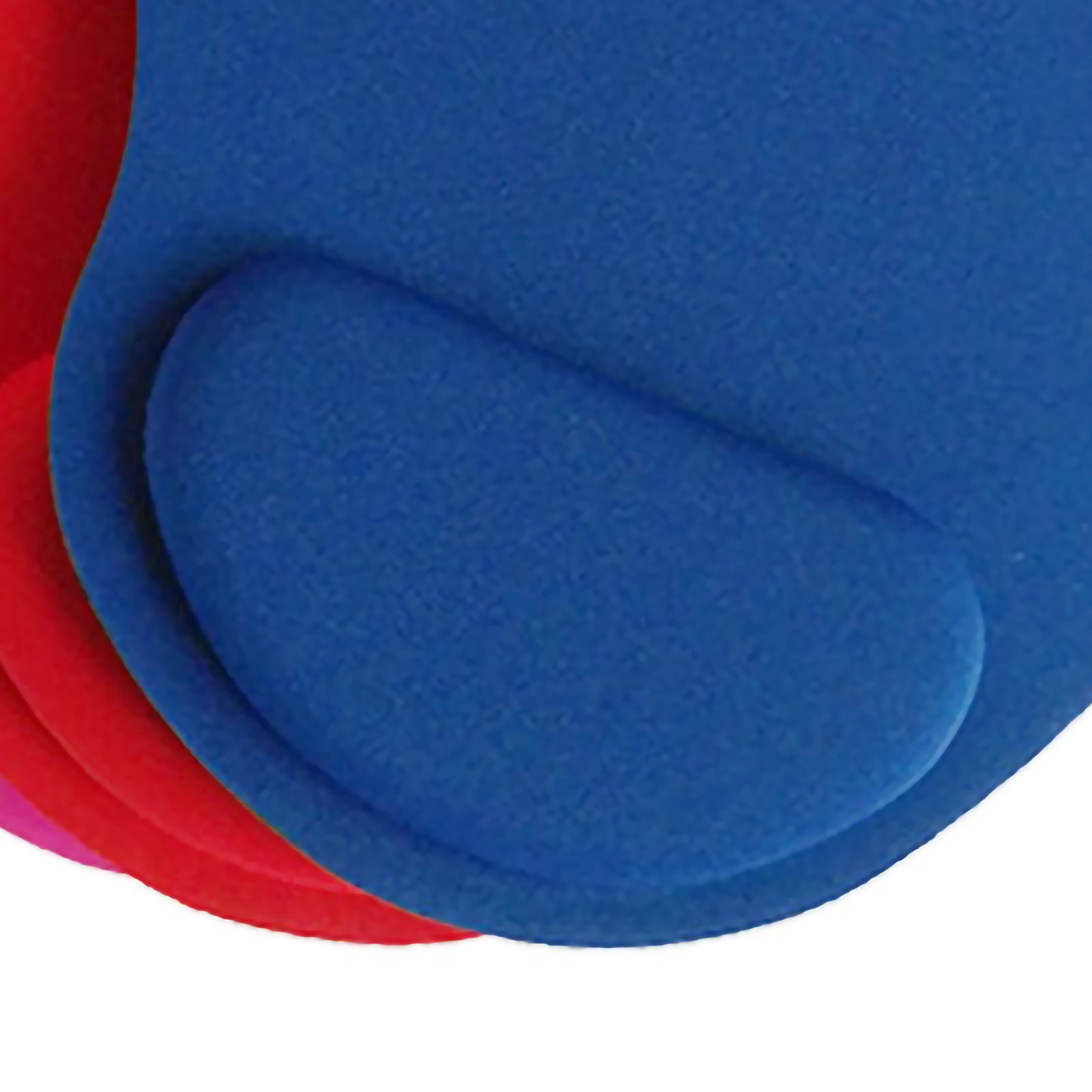Nahaufnahme von ergonomischen Mauspads in Blau, Rot und Pink, gestapelt. Das blaue hat eine Handballenauflage.