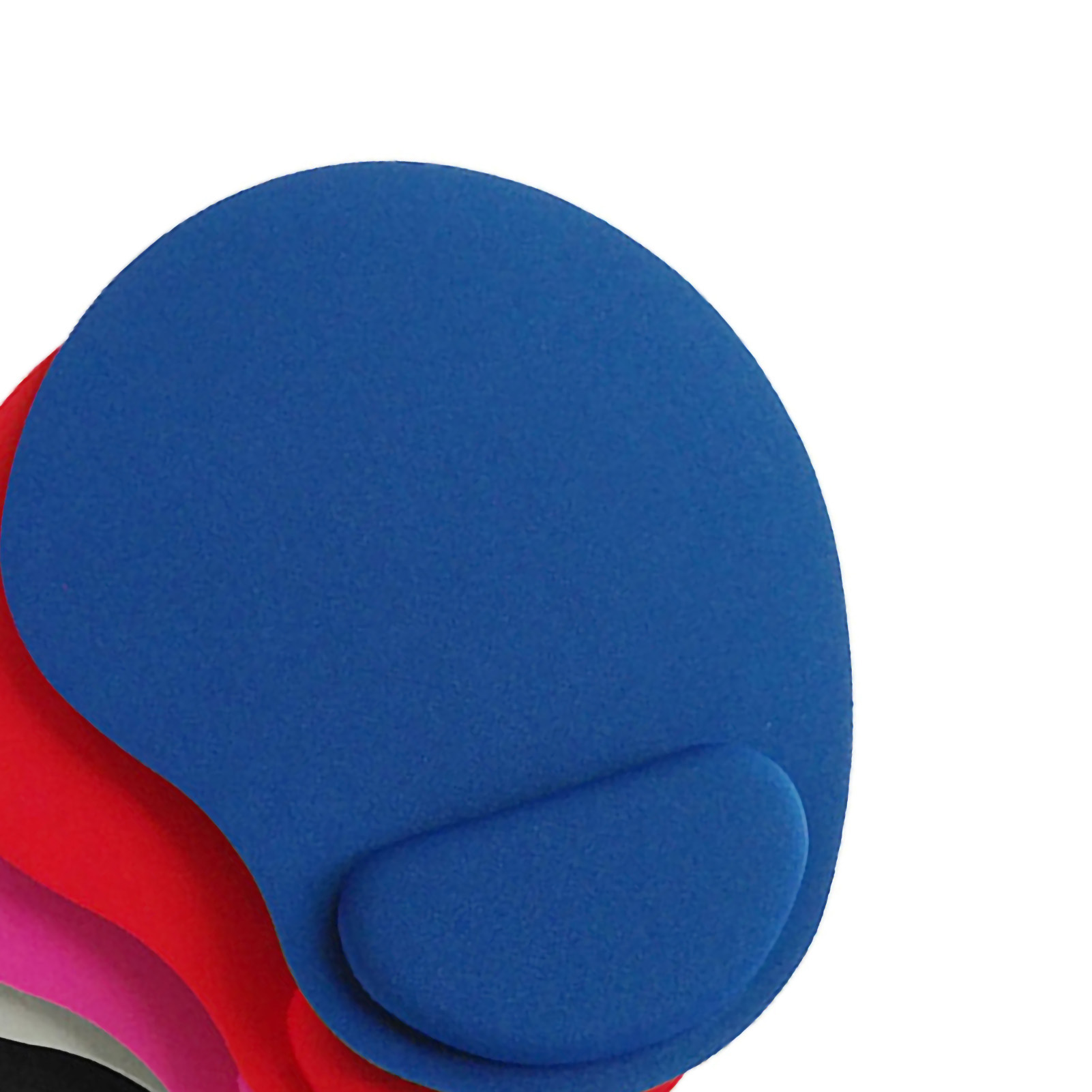 Ein blaues Mauspapier mit Handgelenkauflage liegt auf roten, rosa und schwarzen Pads. Weißer Hintergrund.