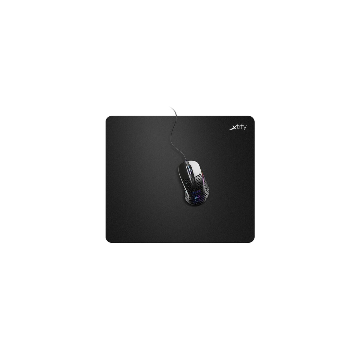 Souris noire sur un tapis de souris noir. La souris a un design en nid d'abeille. La marque Xtrfy est en haut à droite.