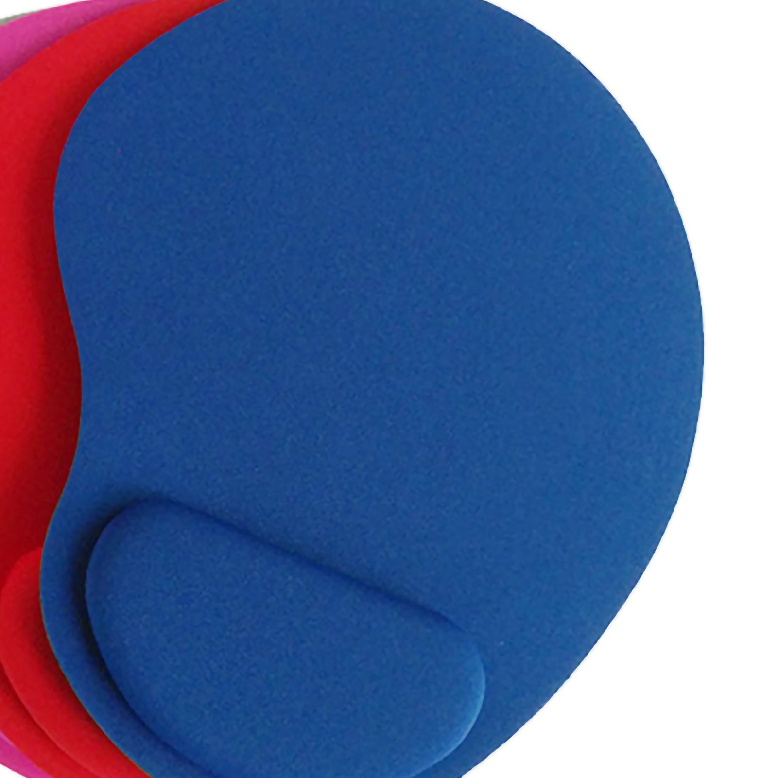 Blaues ergonomisches Mauspad mit Handgelenkauflage, gestapelt mit roten und rosa Pads. Weißer Hintergrund rechts.
