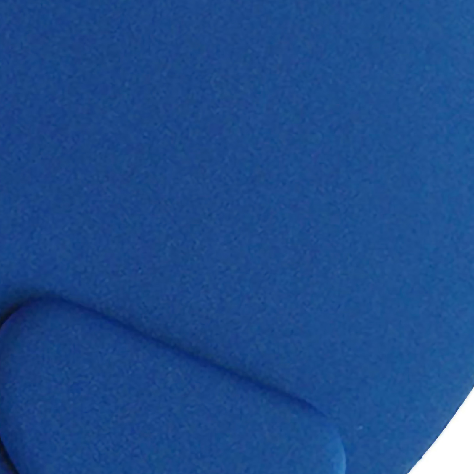 Nahaufnahme. Hauptsächlich blauer Hintergrund, leichte Textur. Eine abgerundete blaue Form erscheint links unten.