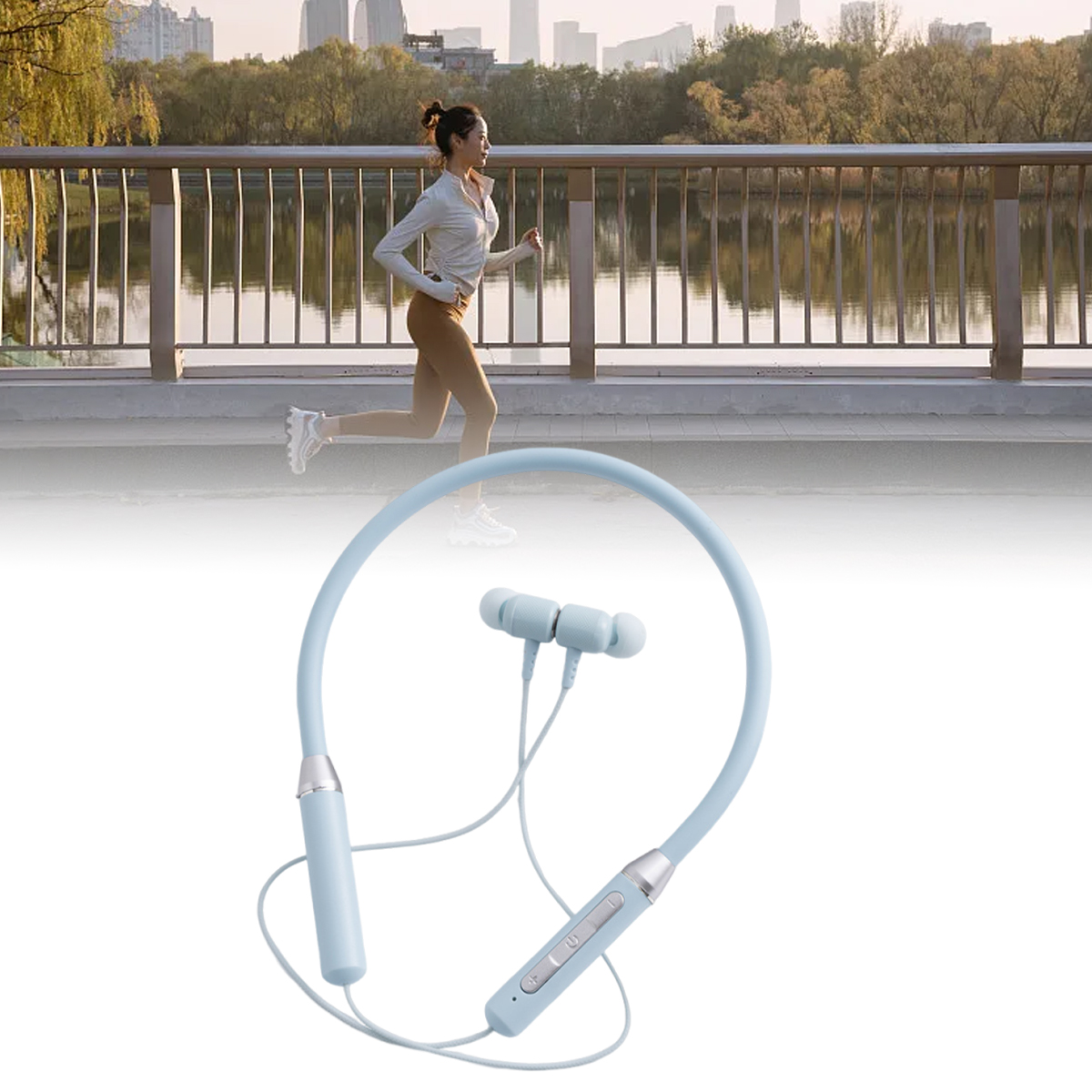 Eine Frau joggt auf einer Brücke über Wasser, trägt ein weißes Oberteil und braune Leggings, blaue Kopfhörer im Vordergrund.