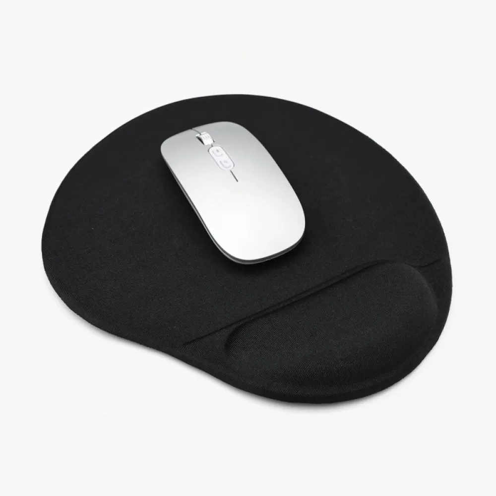 Eine silberne Computermaus liegt auf einem schwarzen Mauspads mit Handballenauflage, alles auf weißem Hintergrund.
