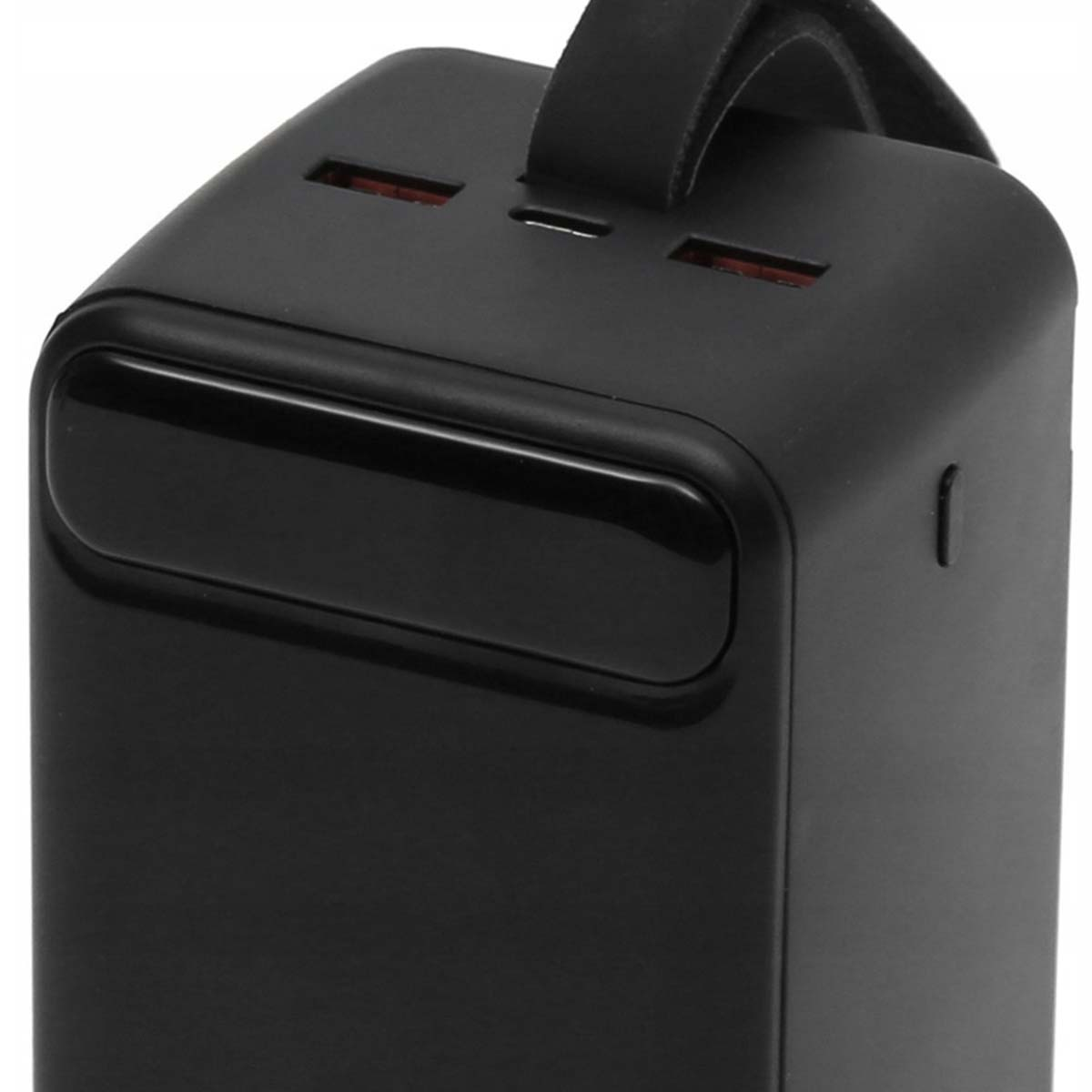 Eine schwarze Powerbank mit Griff. Sie hat mehrere Anschlüsse und eine glänzende schwarze Oberfläche. Die Anschlüsse sind rot.