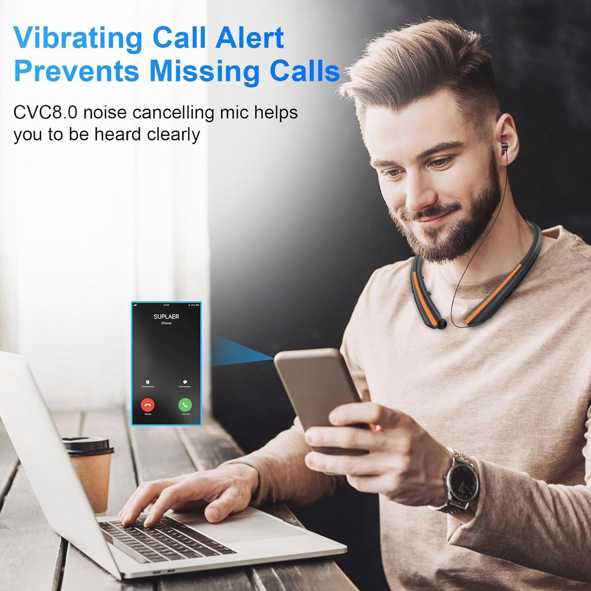 Mann mit Nackenbügel-Headset, hält ein Telefon, benutzt einen Laptop. Telefon zeigt eingehenden Anruf. Text: Vibrations-Call-Alert verhindert verpasste Anrufe.